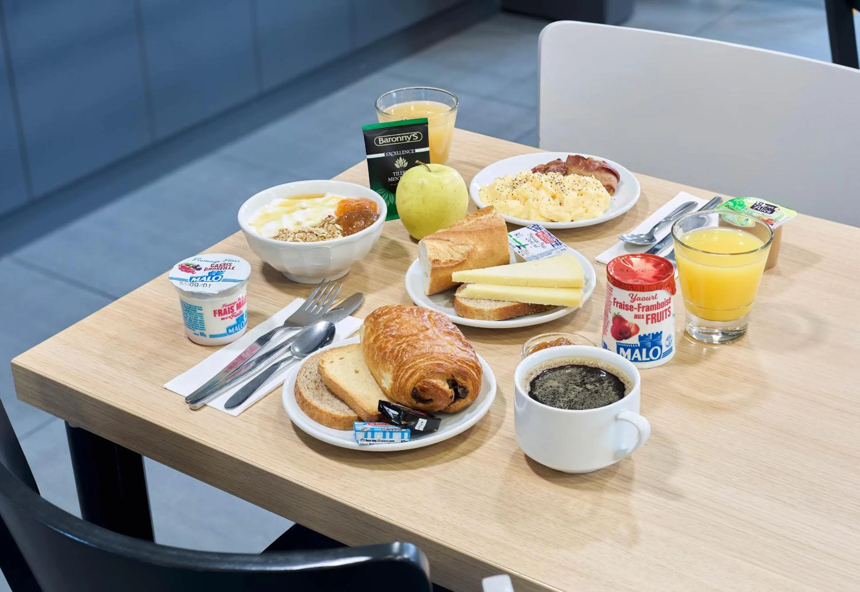 Breakfast in B&B HOTEL Saint-Michel sur Orge