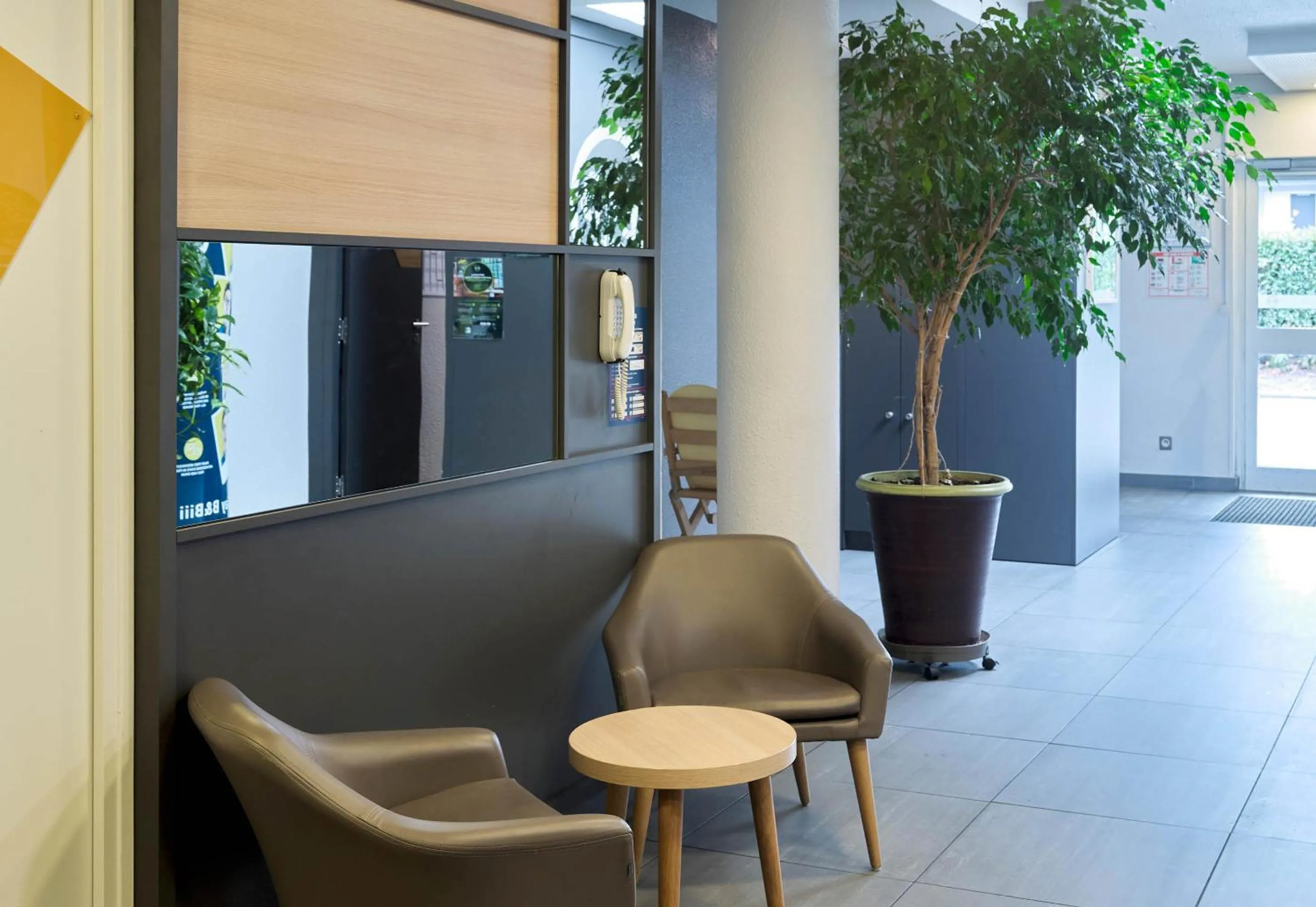 Seating area in B&B HOTEL Saint-Michel sur Orge