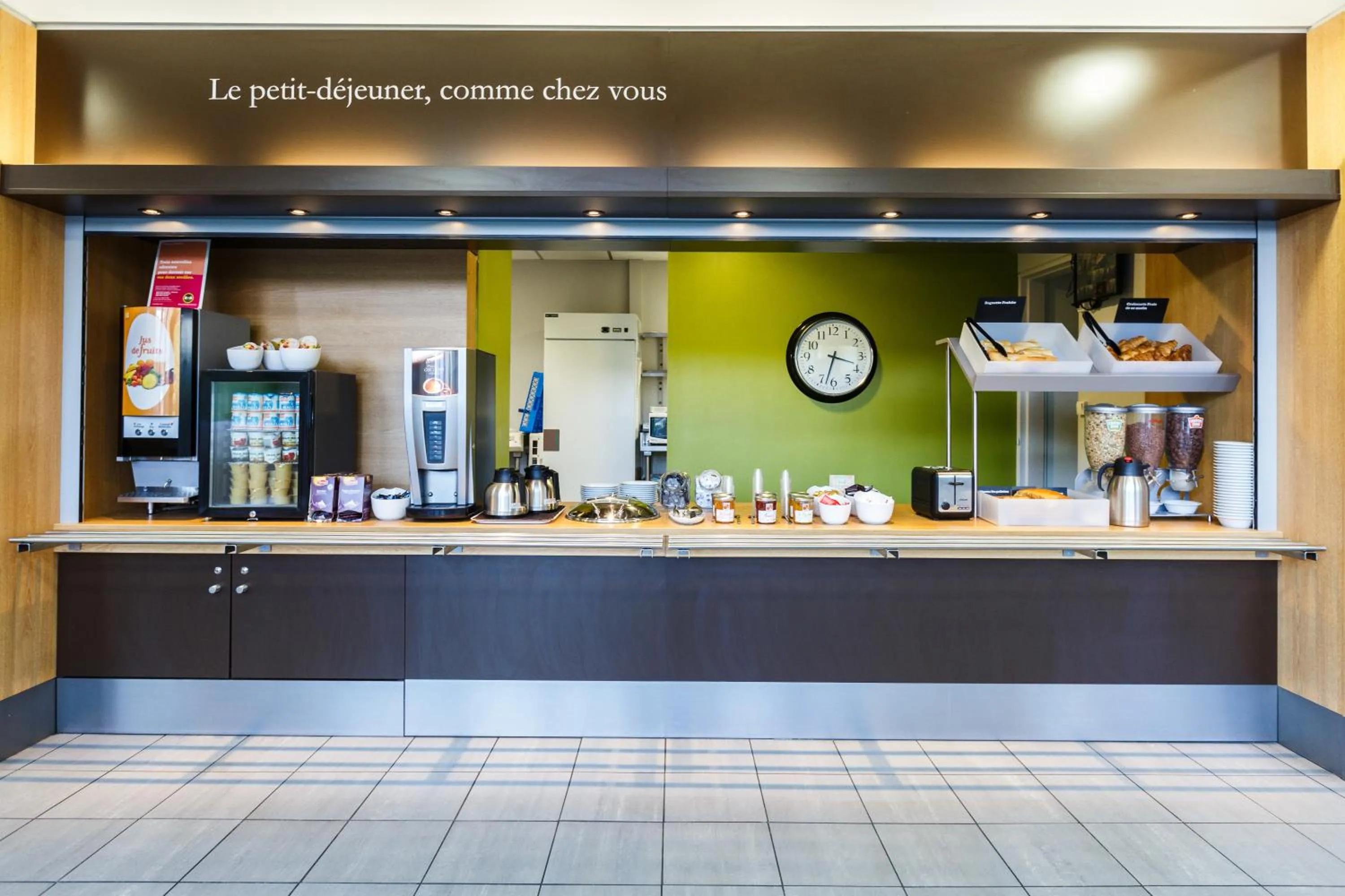 Coffee/tea facilities in B&B HOTEL Orly Rungis Aéroport 2 étoiles