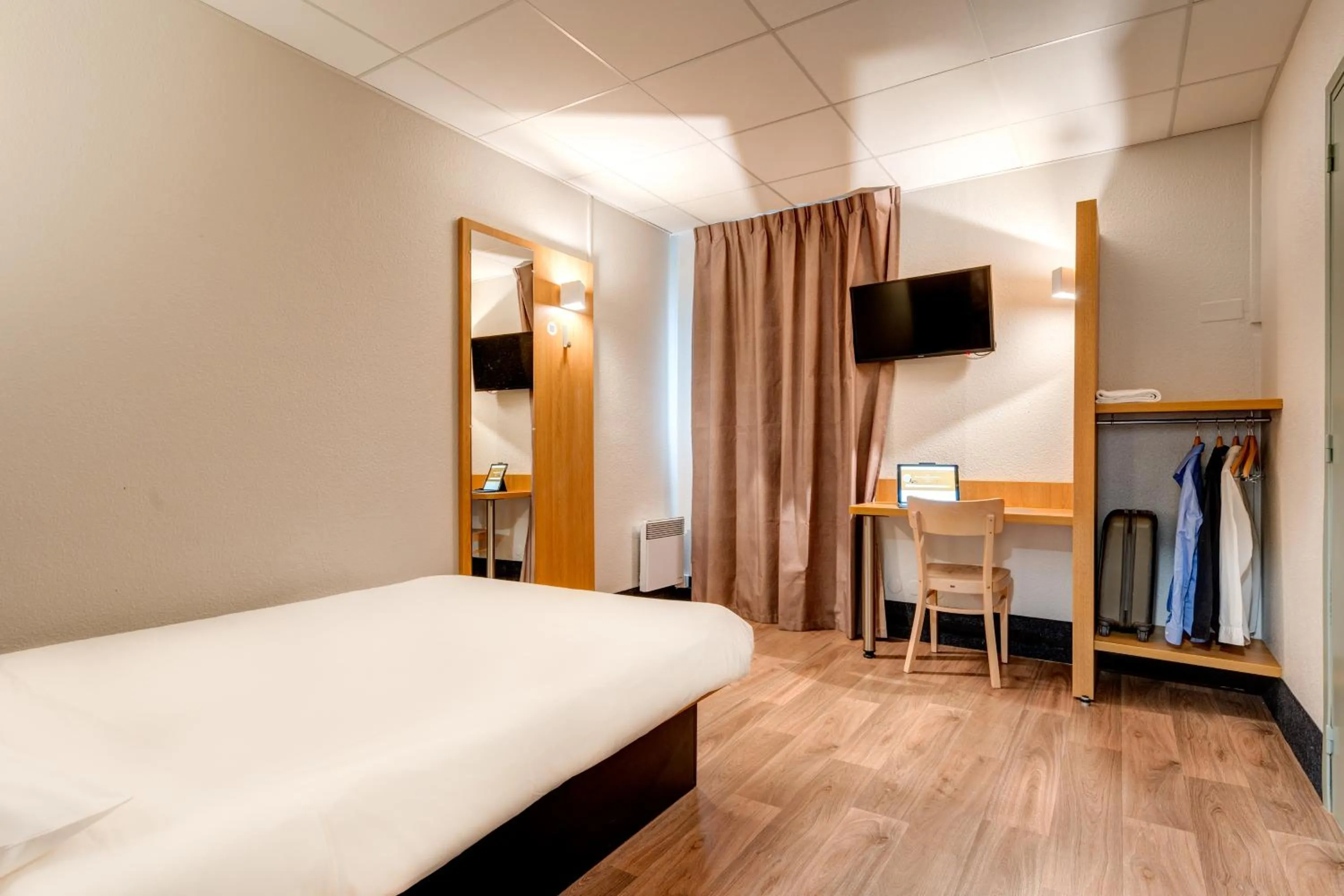 Bedroom, Bed in B&B HOTEL Orly Rungis Aéroport 2 étoiles