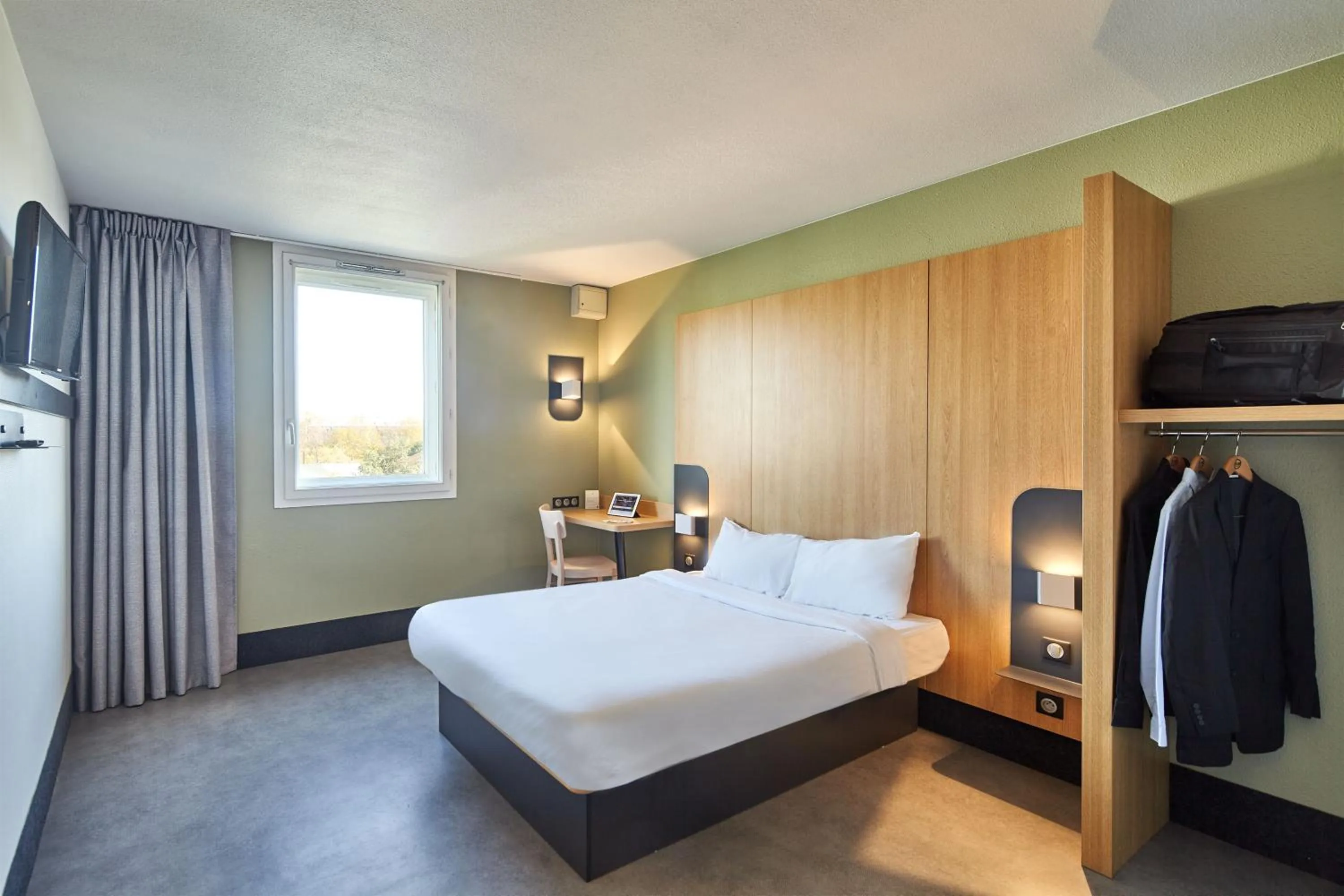 Bedroom, Bed in B&B HOTEL Orly Chevilly-Larue - Nationale 7