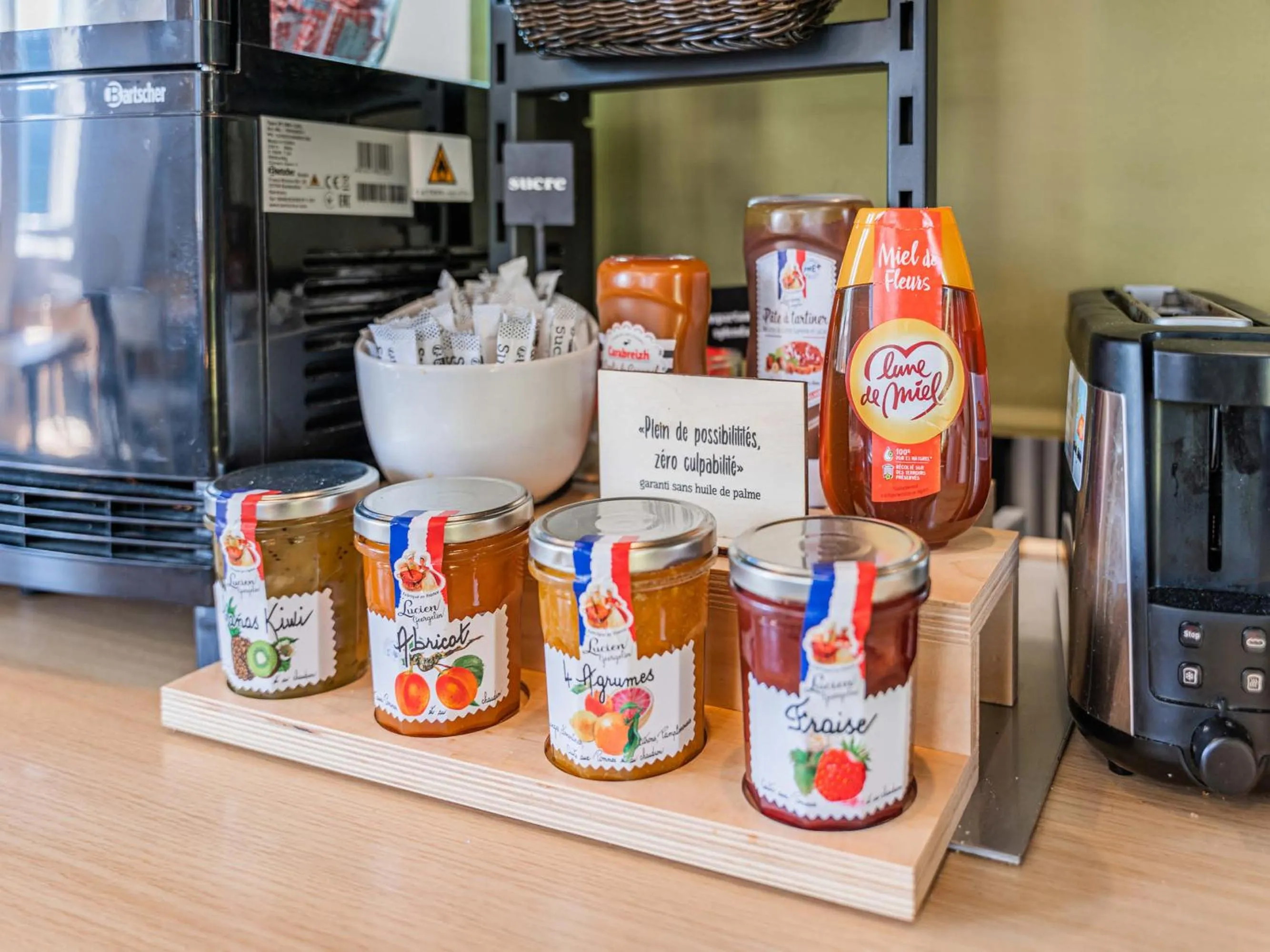 Breakfast in B&B HOTEL Strasbourg Sud Ostwald