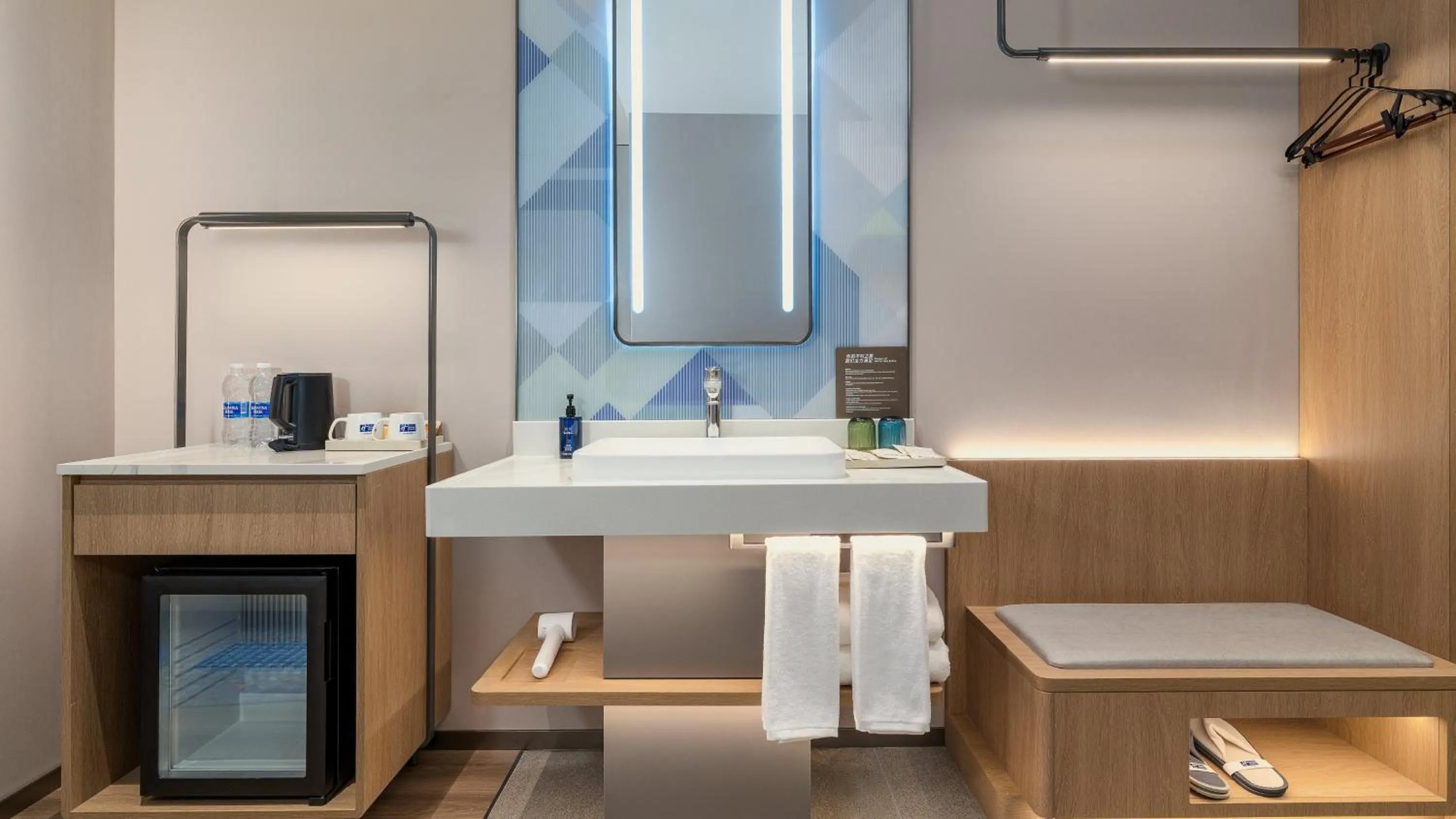 Standard King Room with City View in Holiday Inn Express Kunming Dianchi Rixin Road by IHG