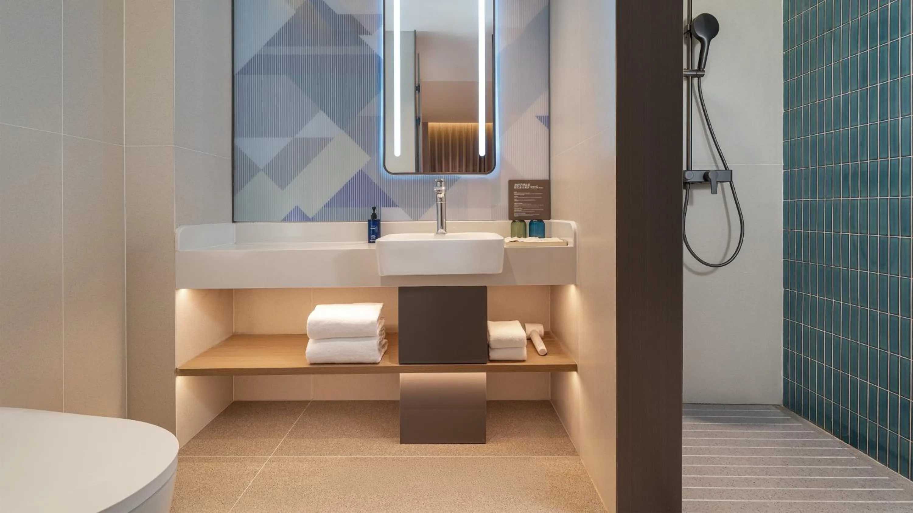 Standard King Room with Extra Floor Space in Holiday Inn Express Kunming Dianchi Rixin Road by IHG