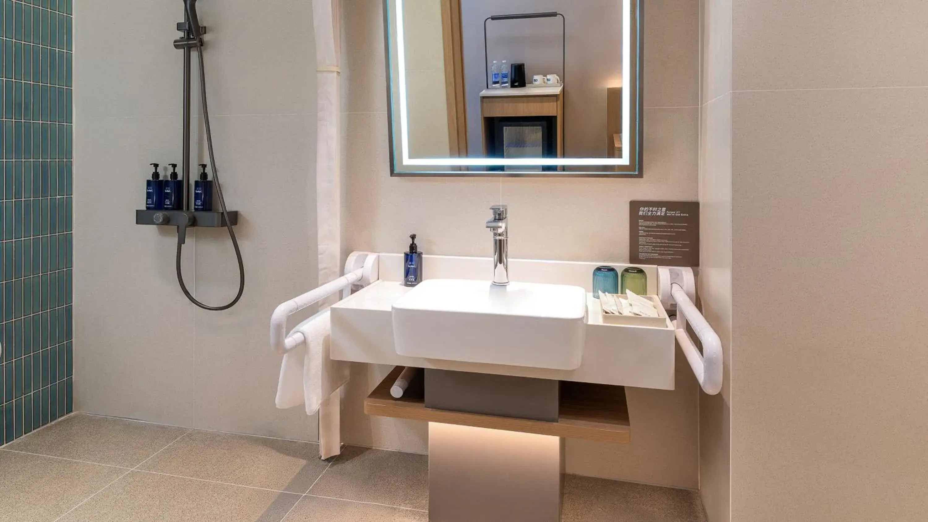 Standard Double Room with Two Double Beds - Disability Access in Holiday Inn Express Kunming Dianchi Rixin Road by IHG Standard Double Room with Two Double Beds - Disability Access in Holiday Inn Express Kunming Dianchi Rixin Road by IHG