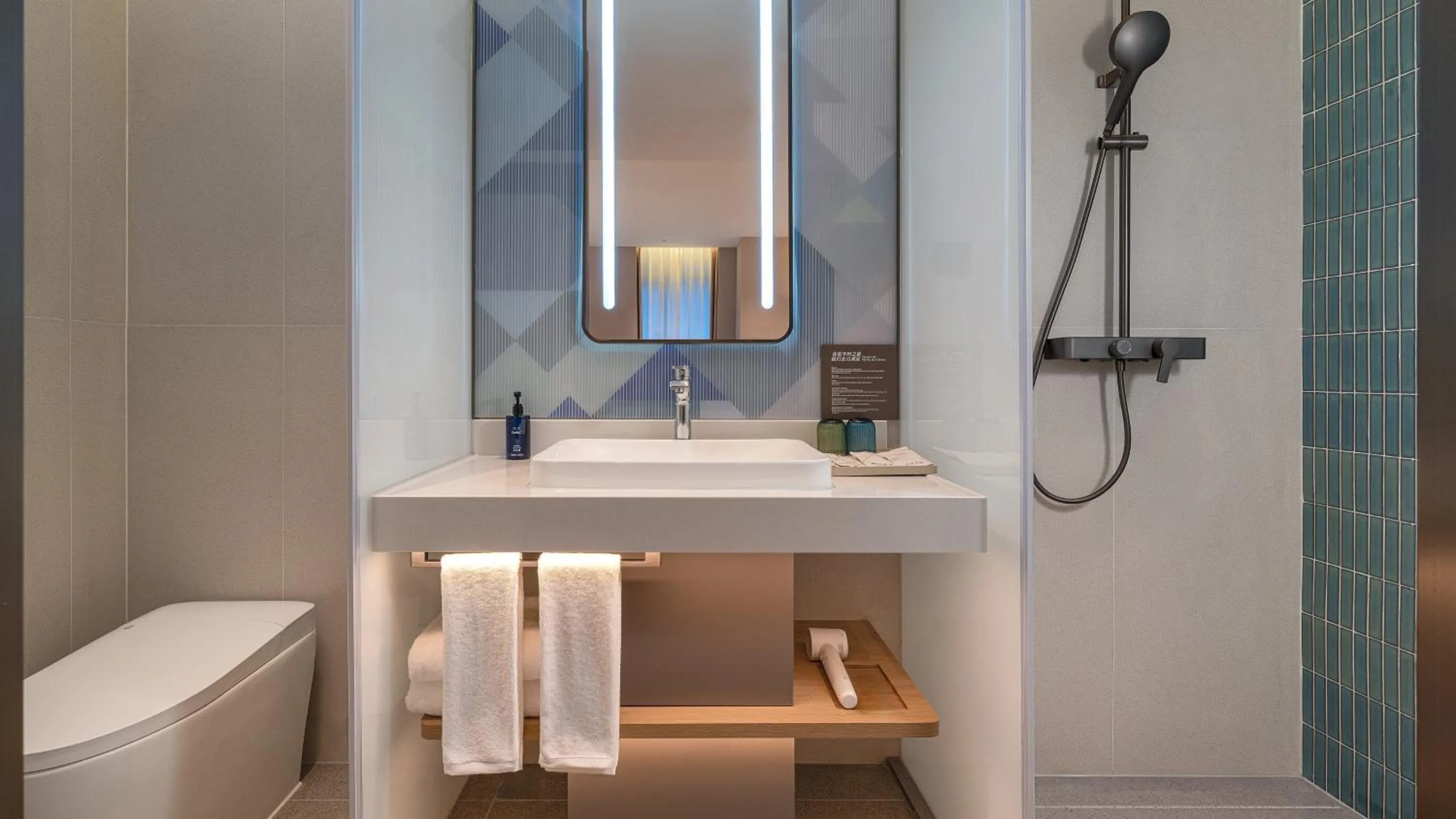 Standard Double Room with Two Double Beds in Holiday Inn Express Kunming Dianchi Rixin Road by IHG