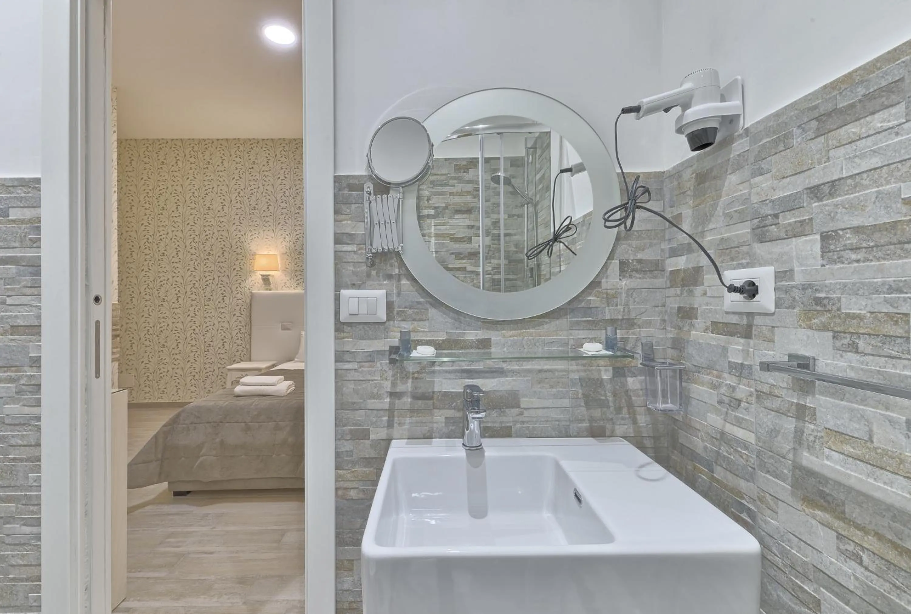 Bathroom in Vatican Tourist Inn