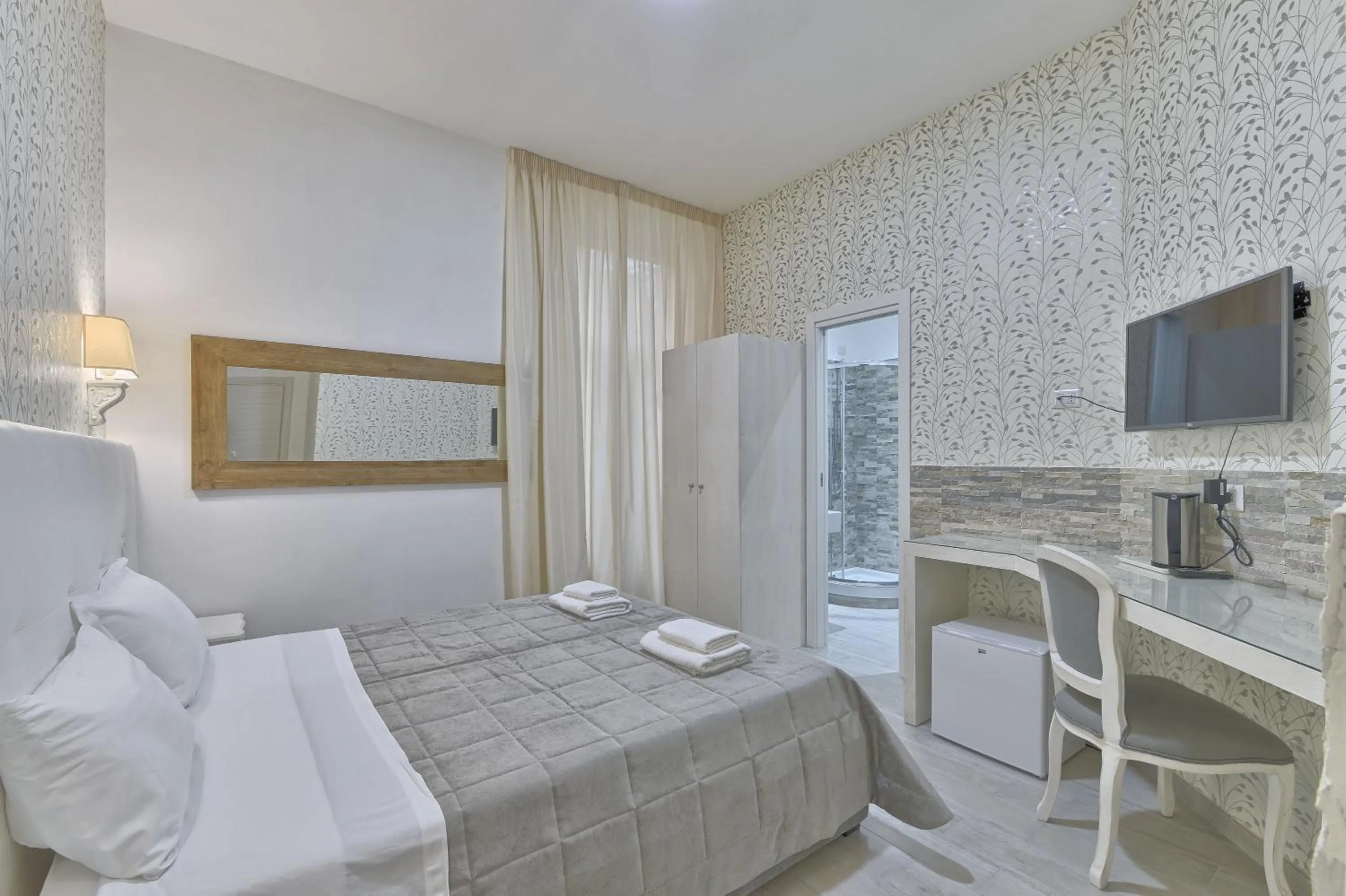 Bathroom, Bed in Vatican Tourist Inn