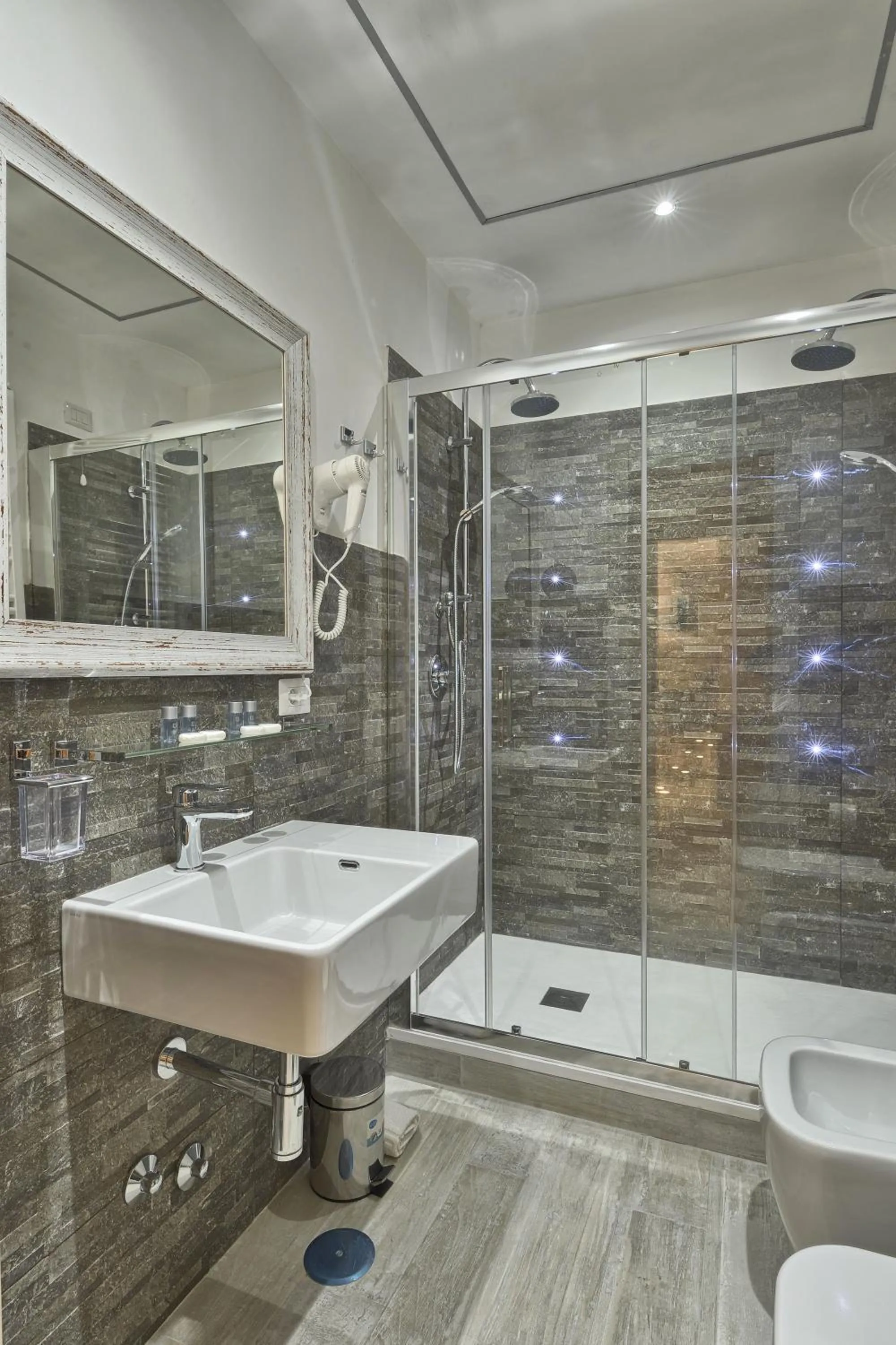 Bathroom in Vatican Tourist Inn