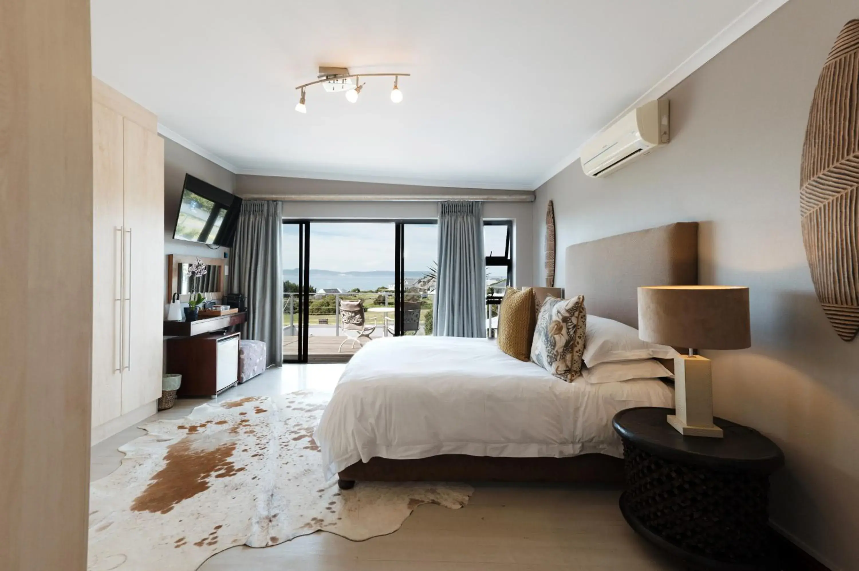 Double Room with Balcony and Sea View in Whale Away Guest House Double Room with Balcony and Sea View in Whale Away Guest House