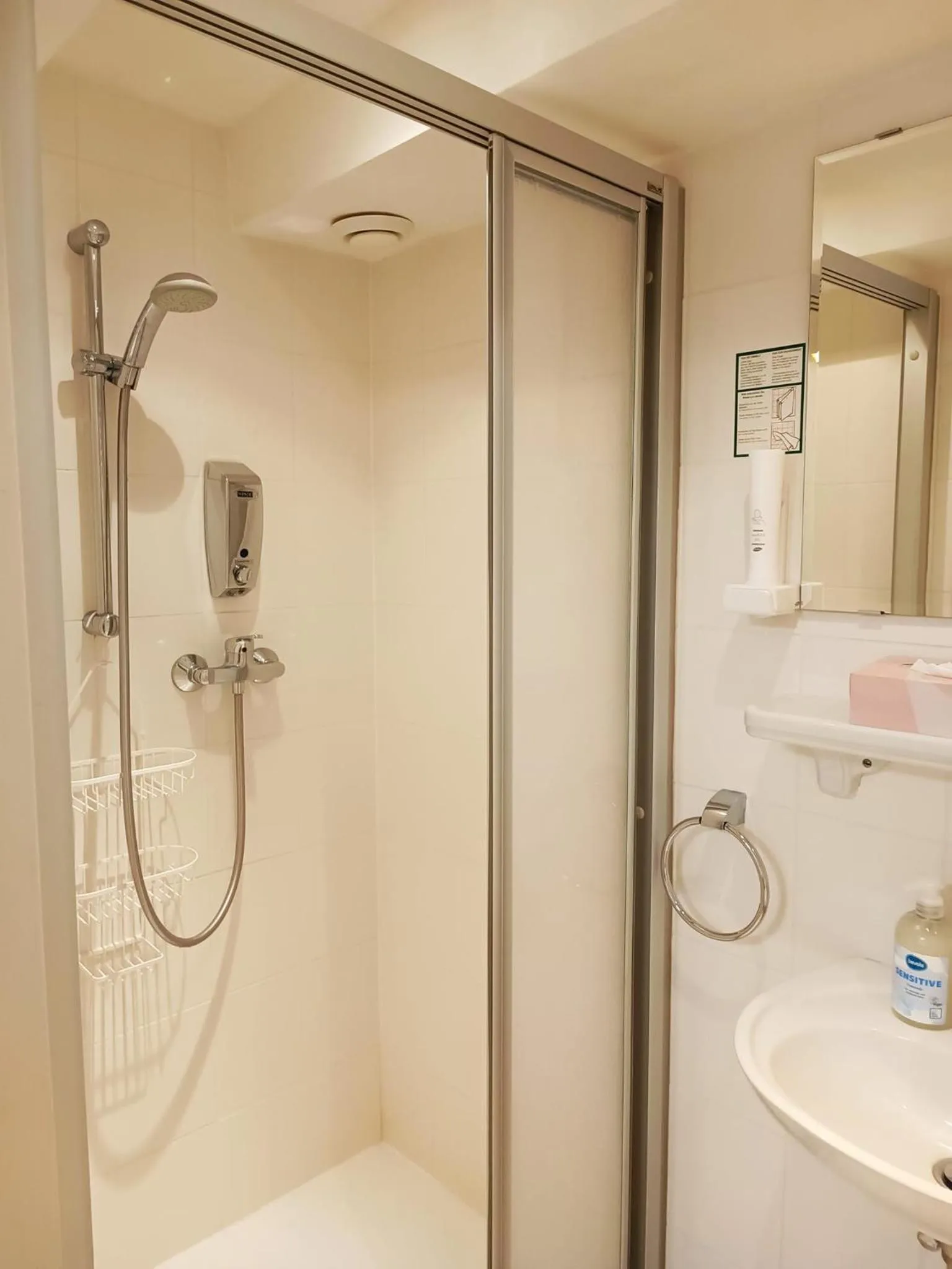 Shower in Cityhotel Junger Fuchs