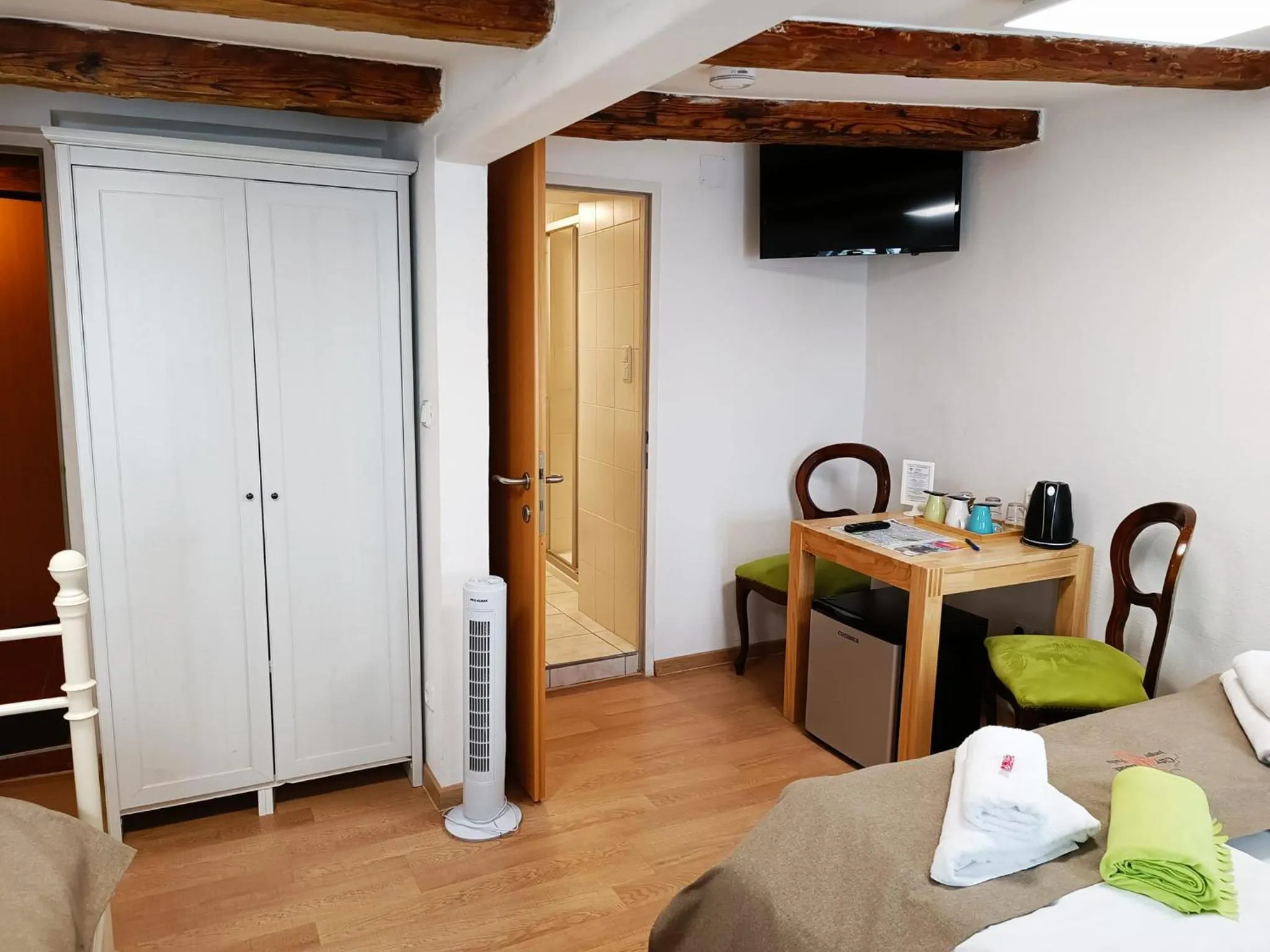 Seating area, Bed in Cityhotel Junger Fuchs