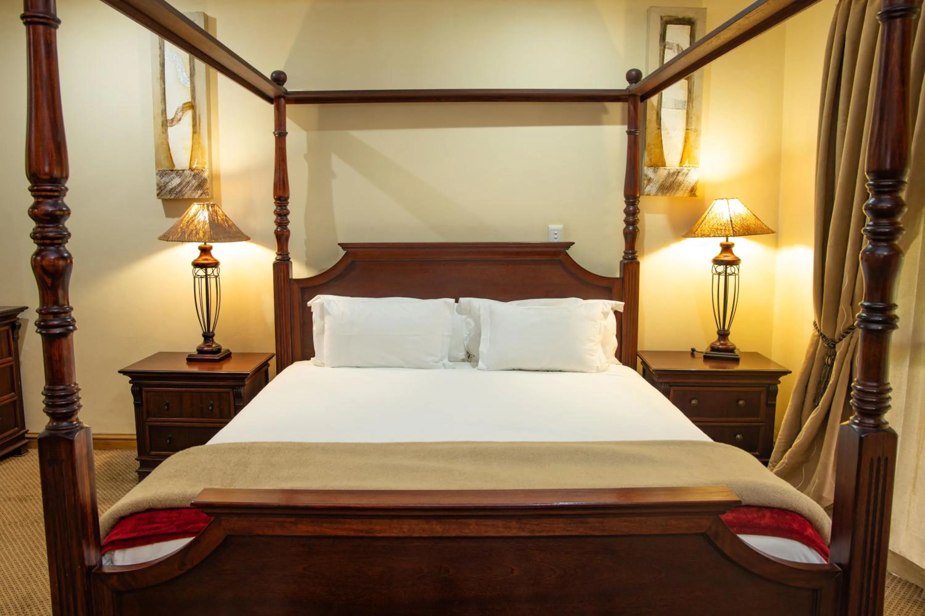 Bed in Premier Resort Mpongo Private Game Reserve