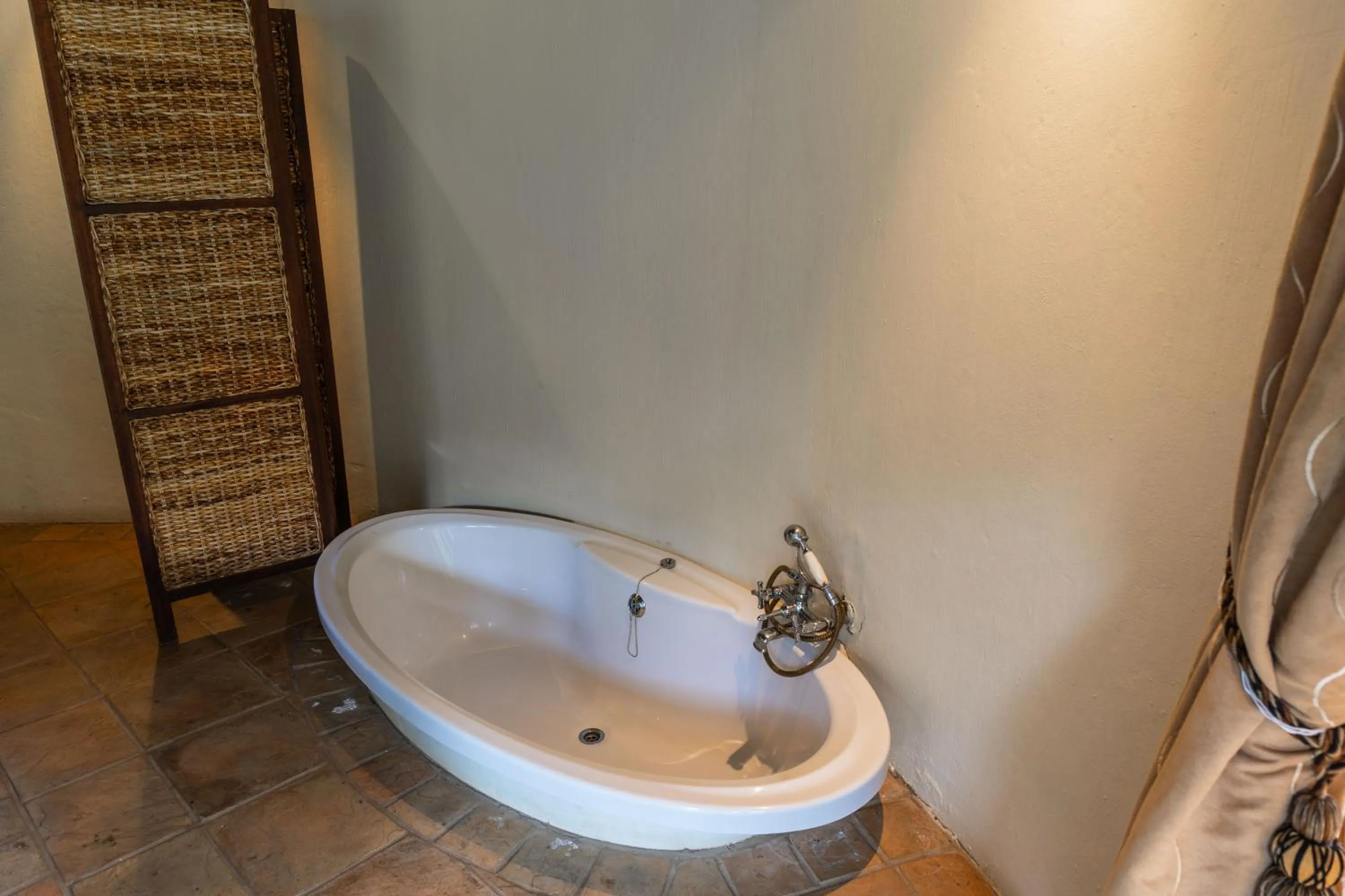 Bath in Premier Resort Mpongo Private Game Reserve