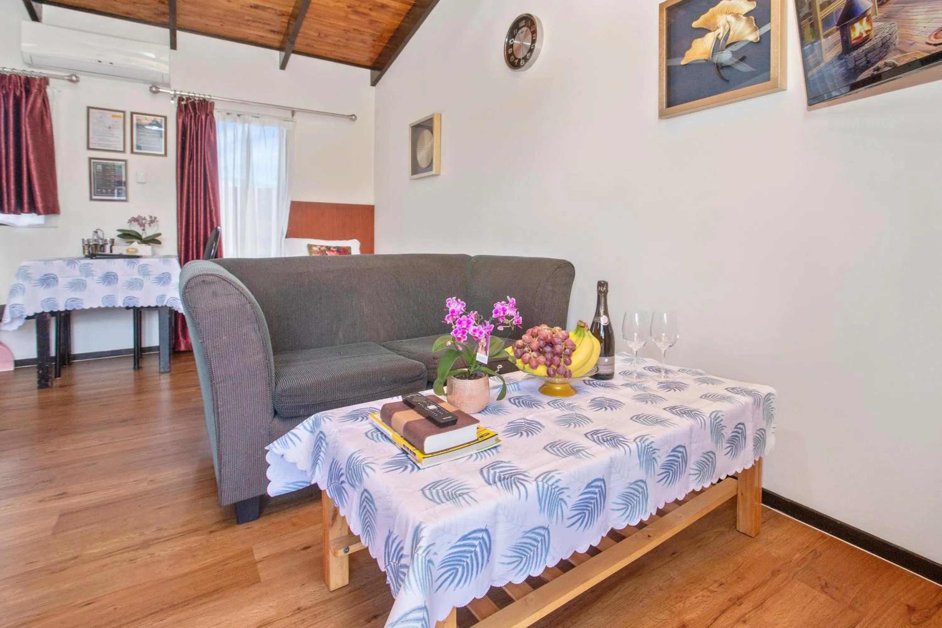 Seating area, Bed in Grange Motel