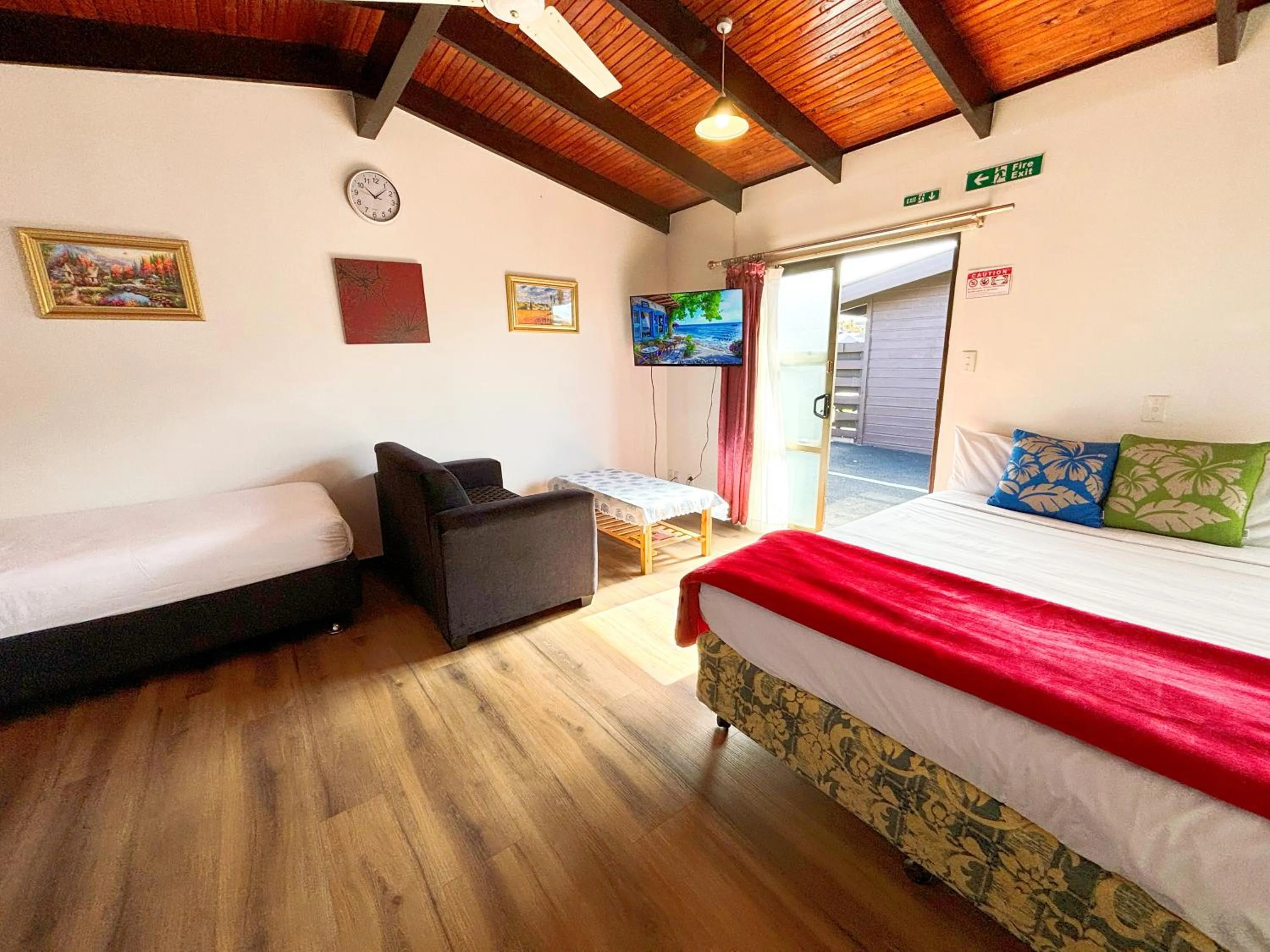 Living room, Bed in Grange Motel