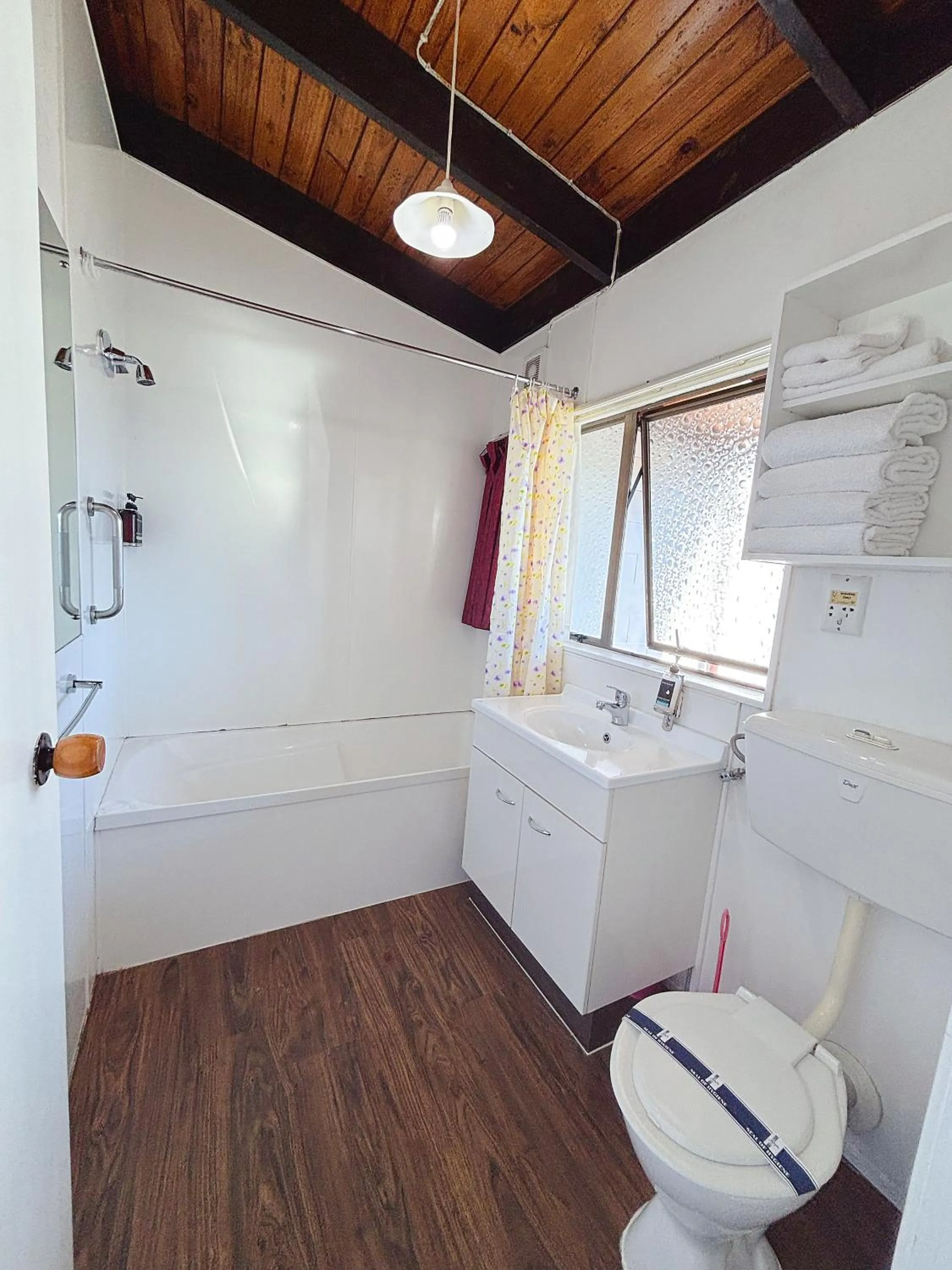 Bath in Grange Motel