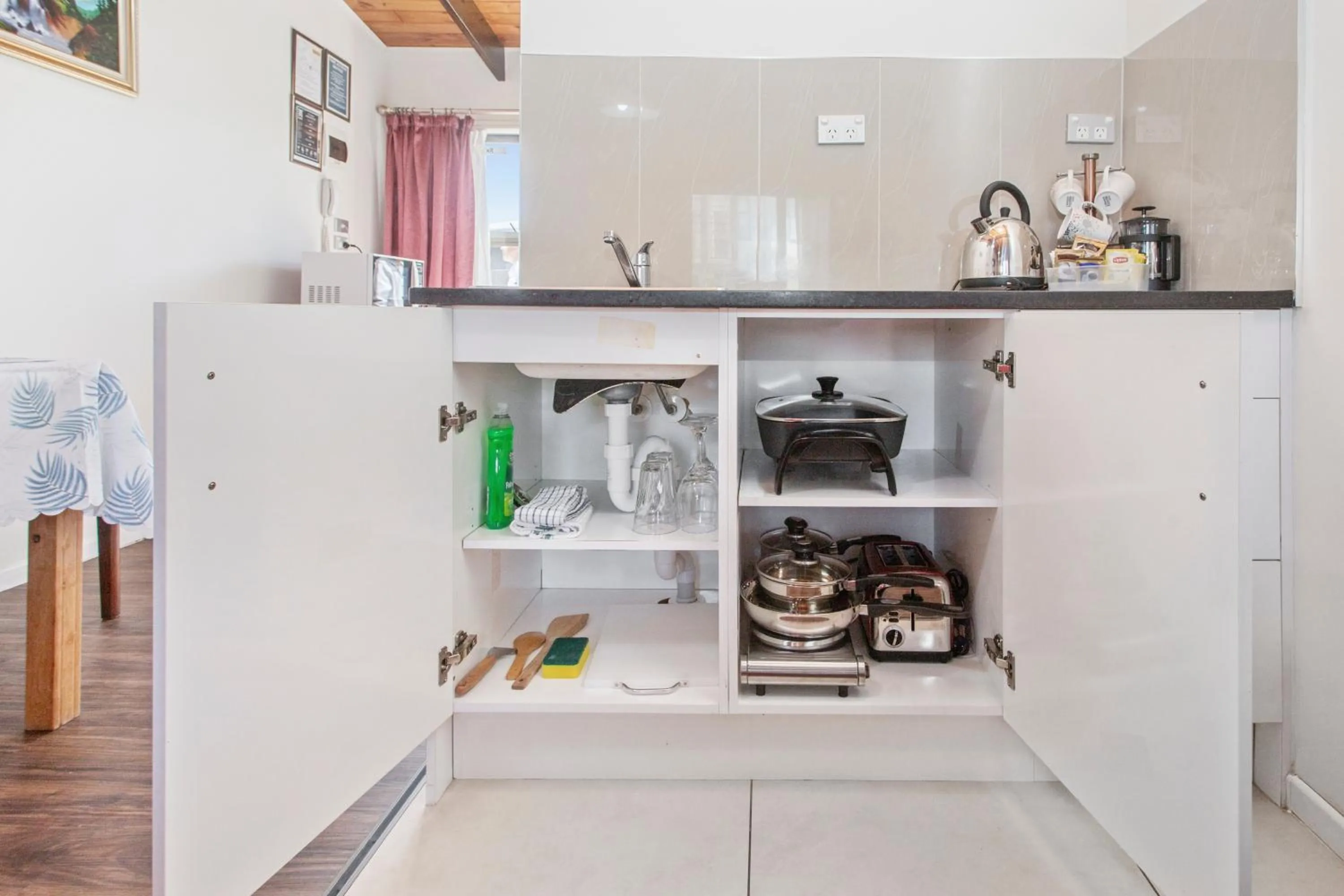 Kitchen or kitchenette in Grange Motel