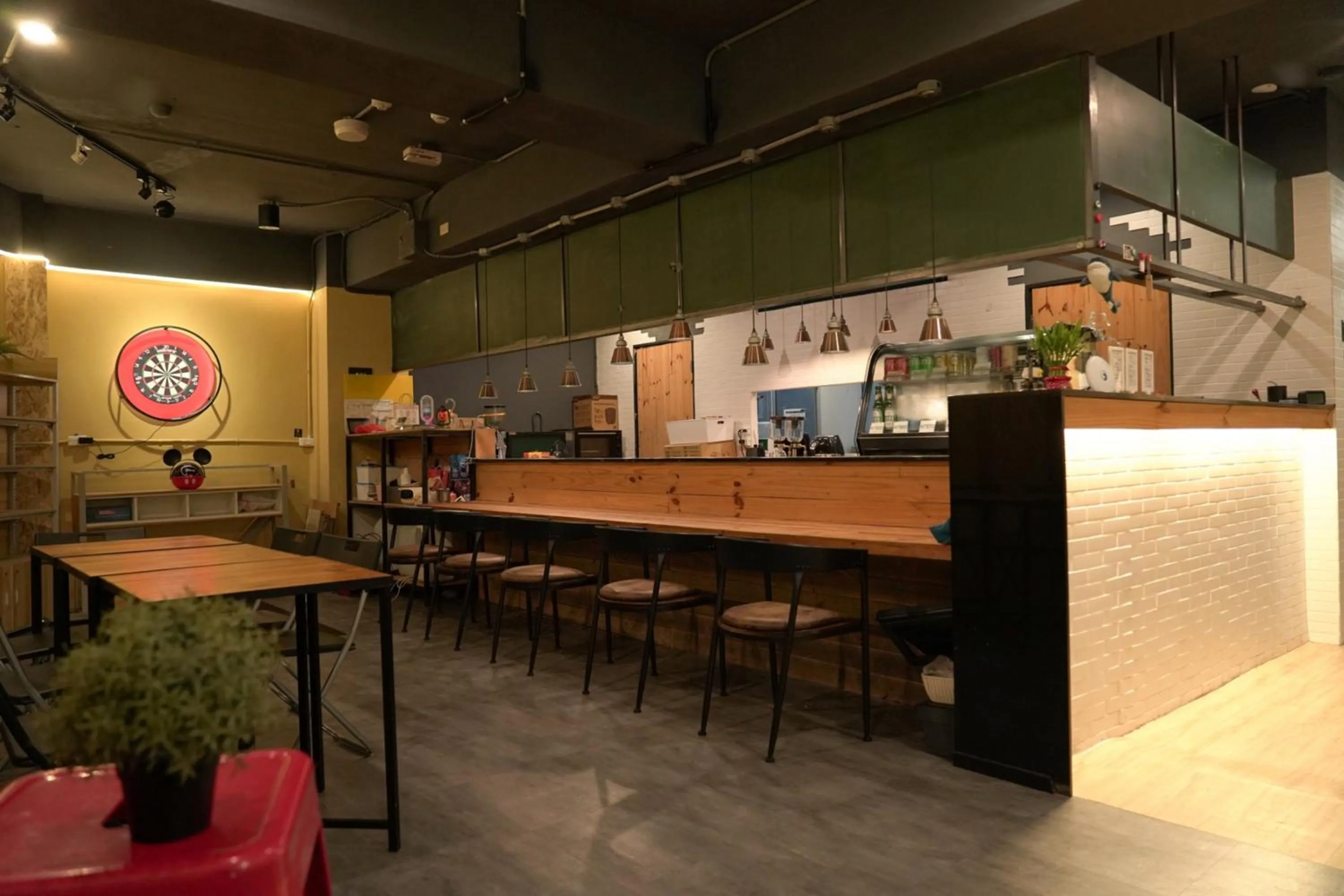 Restaurant/places to eat in Meeting Mates Hostel