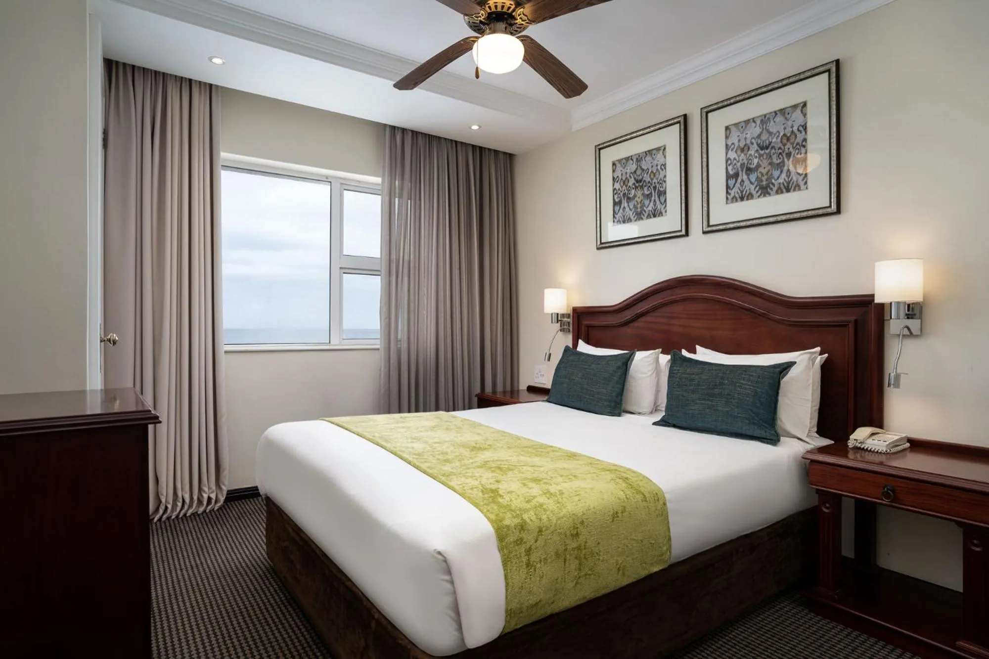 Bedroom, Bed in Premier Hotel Regent