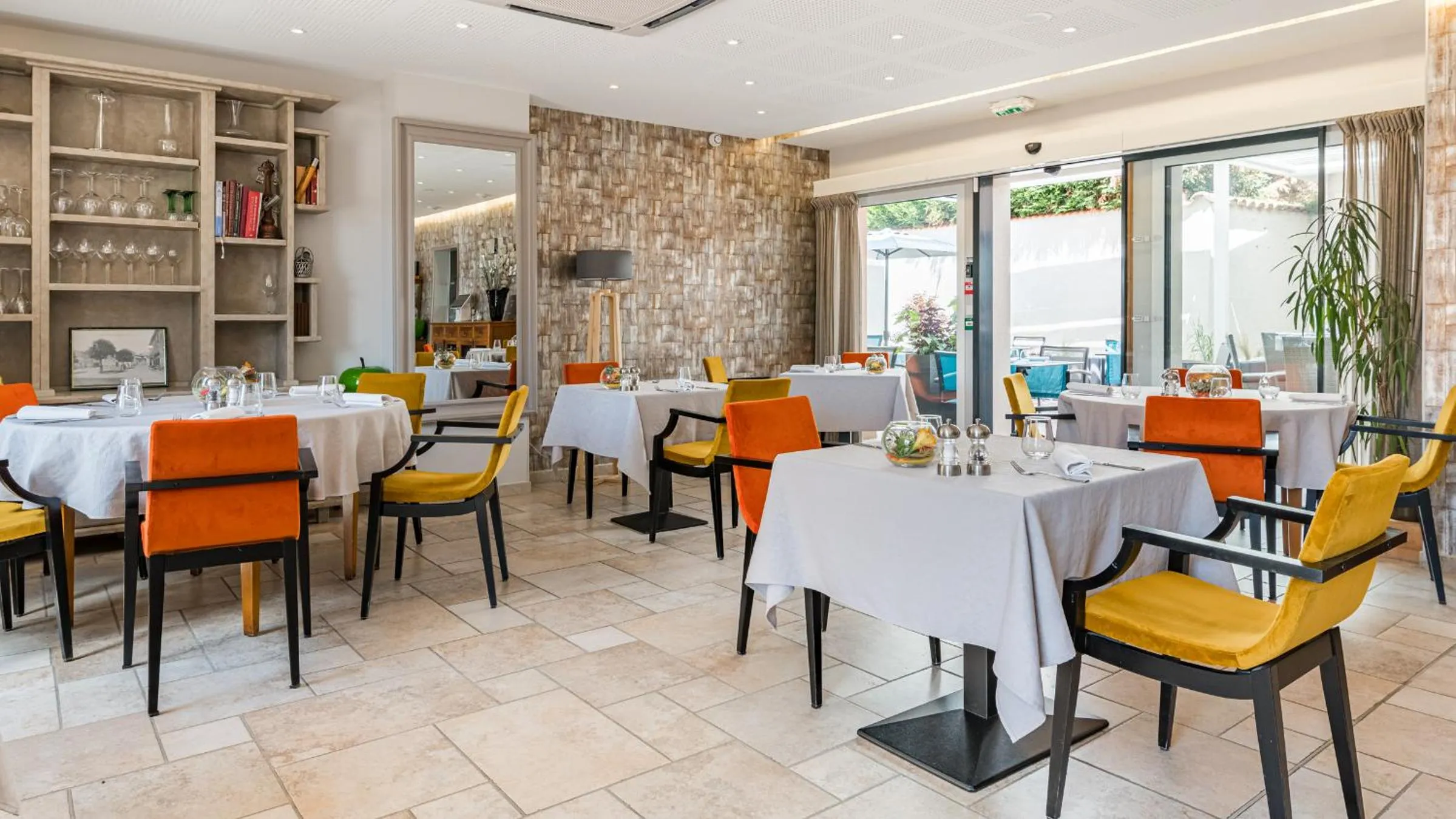 Restaurant/places to eat in Le Place Neuve