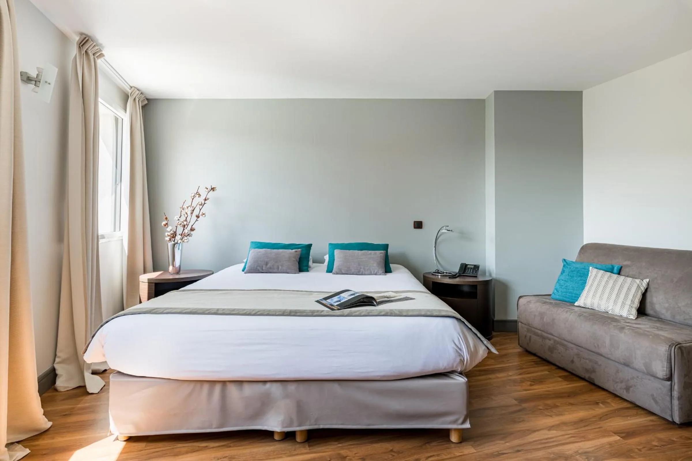 Property building, Bed in Le Place Neuve