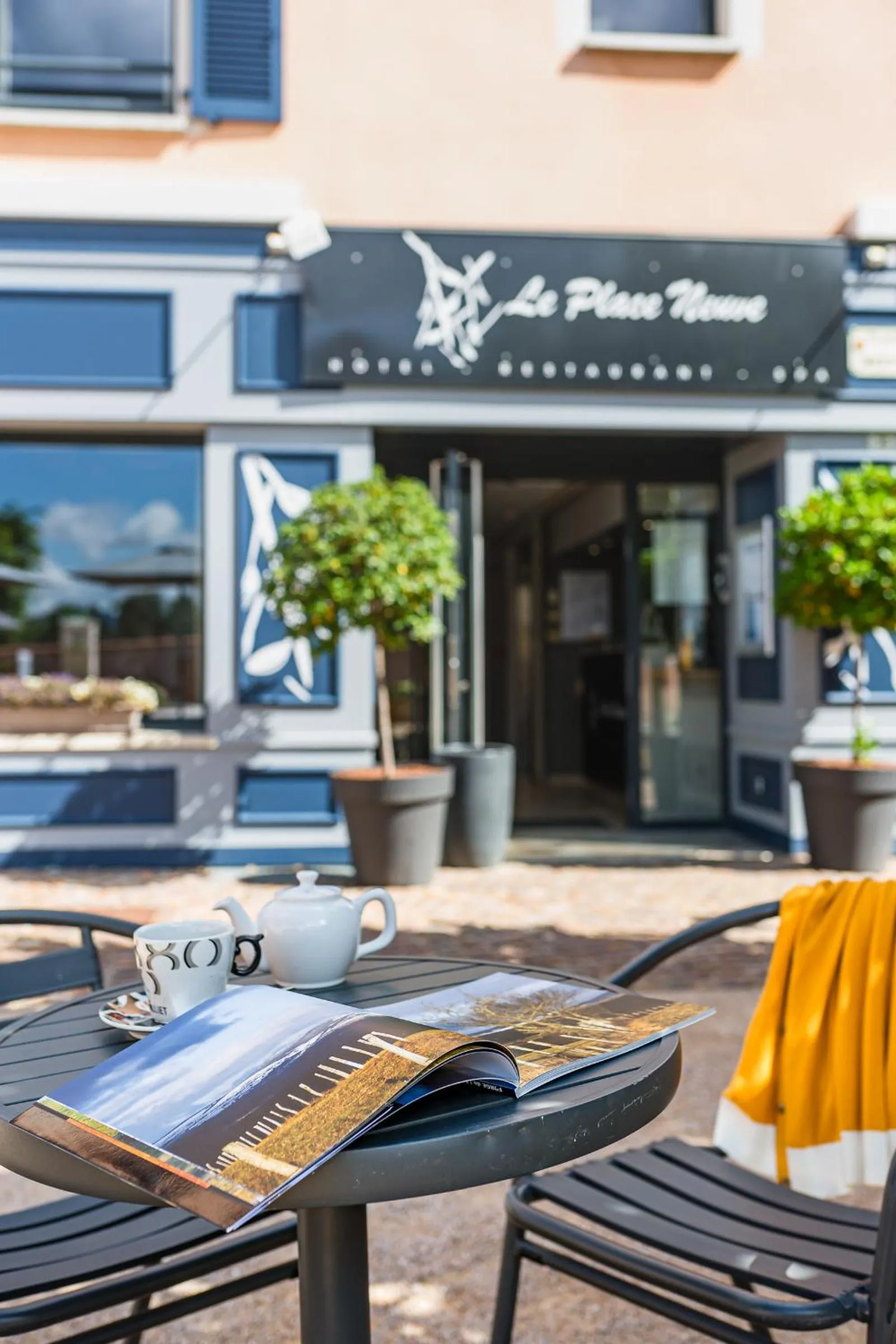 Property building in Le Place Neuve