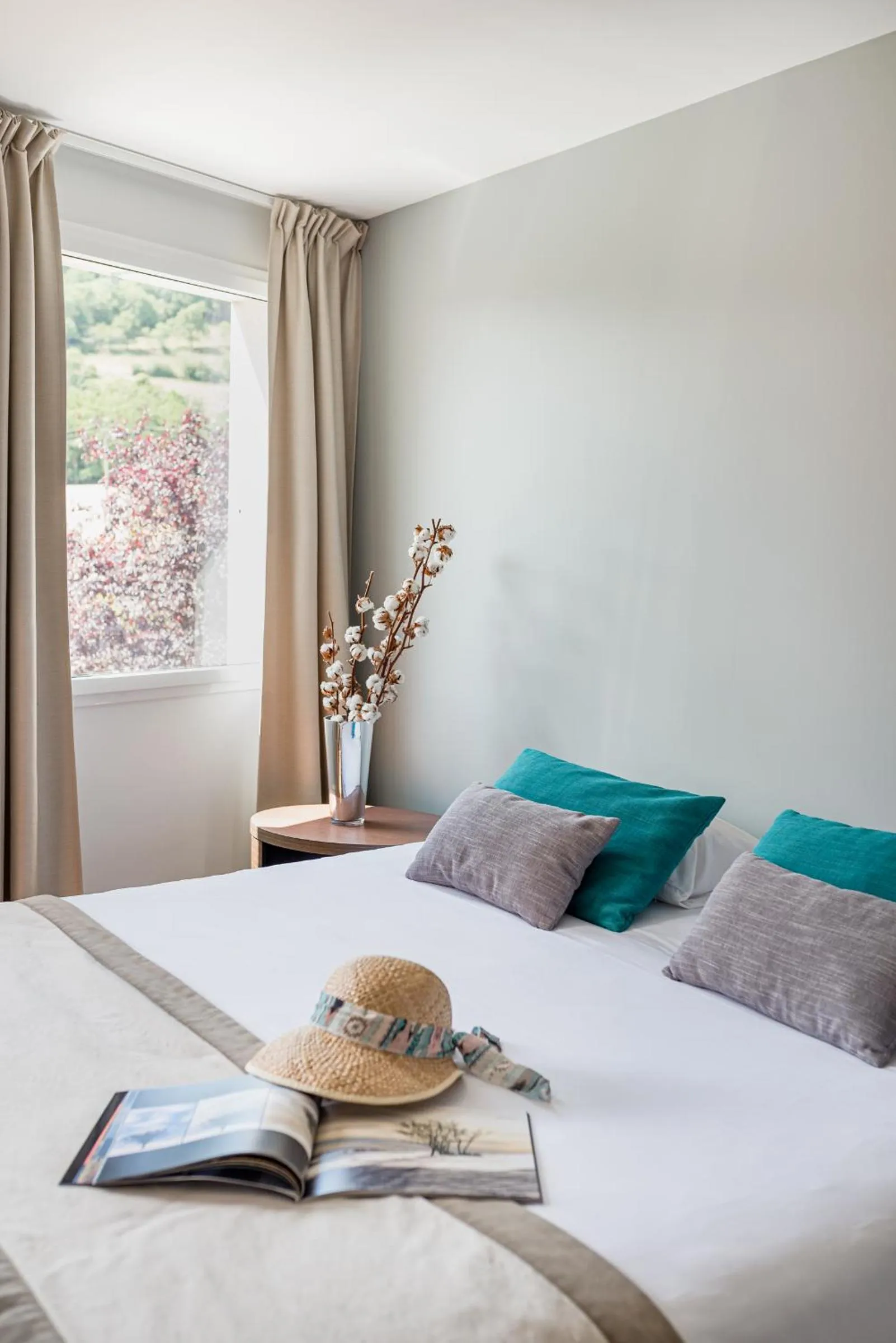 Property building, Bed in Le Place Neuve