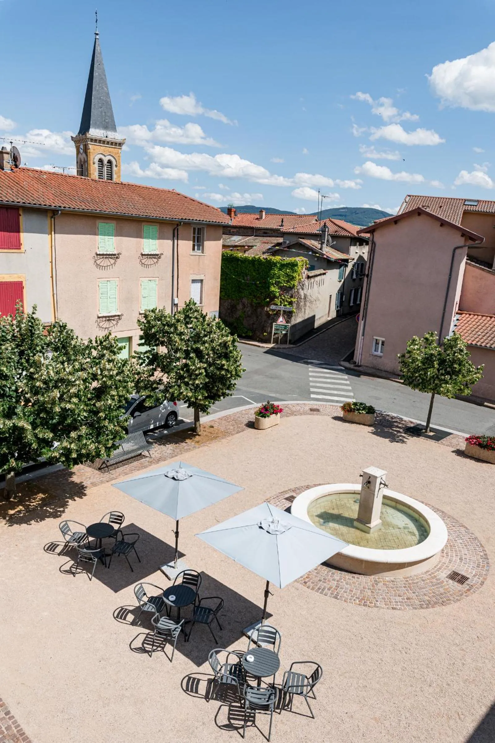 Property building in Le Place Neuve