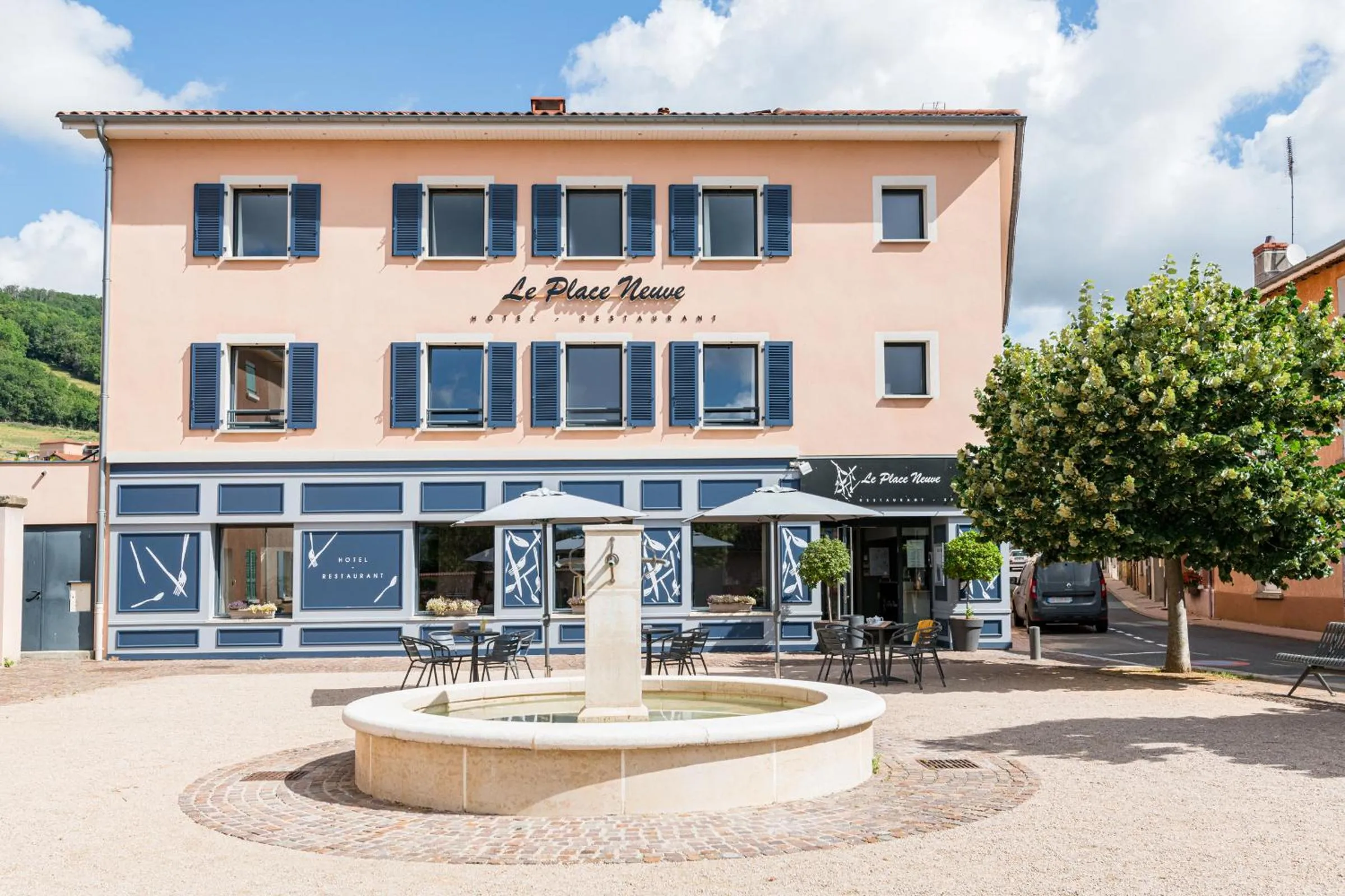 Property building in Le Place Neuve