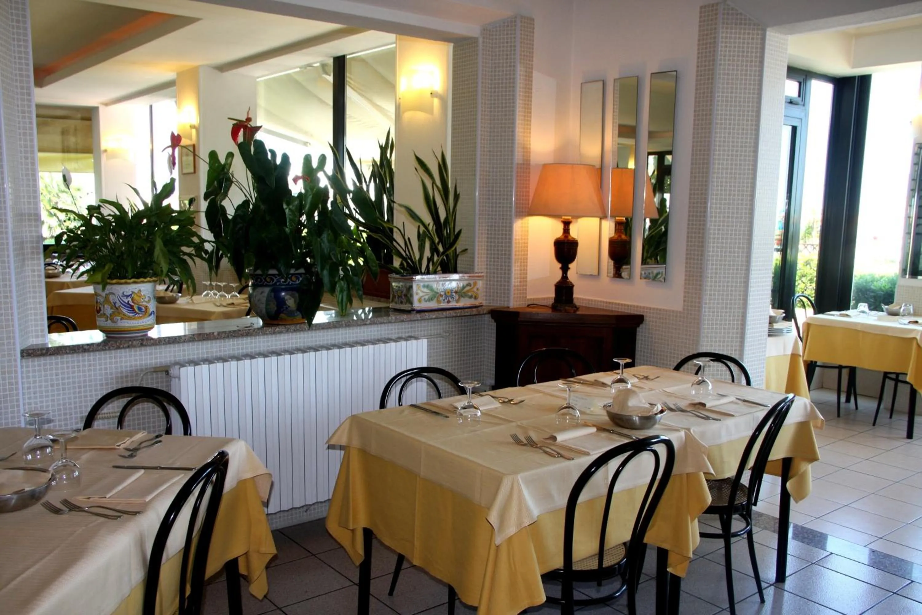 Restaurant/places to eat in Hotel Angela