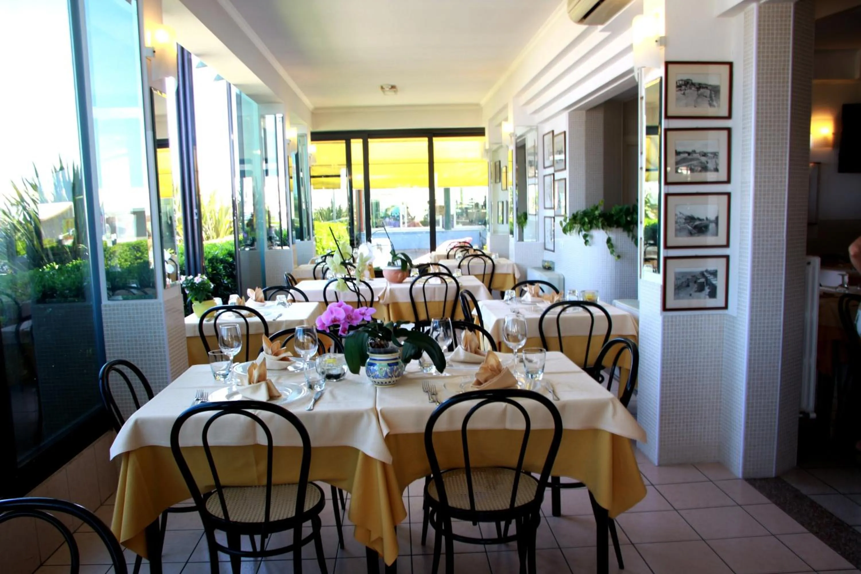 Restaurant/places to eat in Hotel Angela