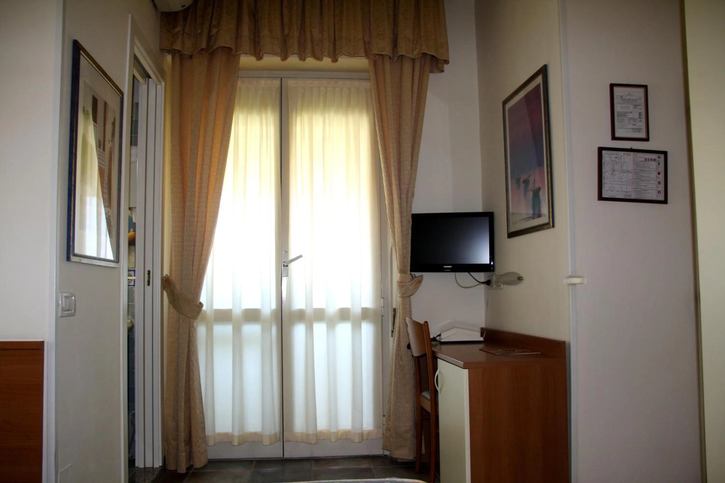 Photo of the whole room in Hotel Angela