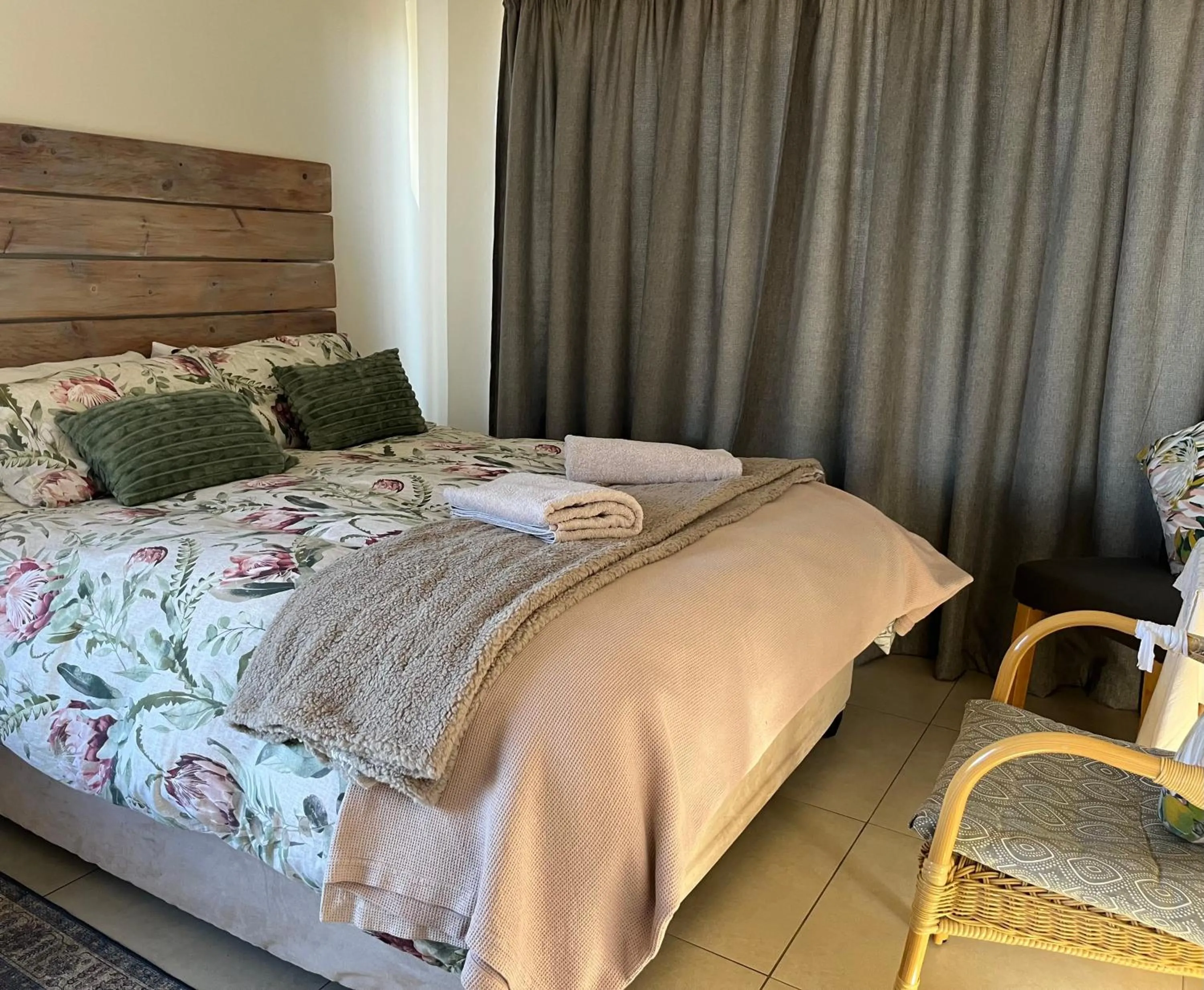 Bedroom, Bed in Jaydees B And B