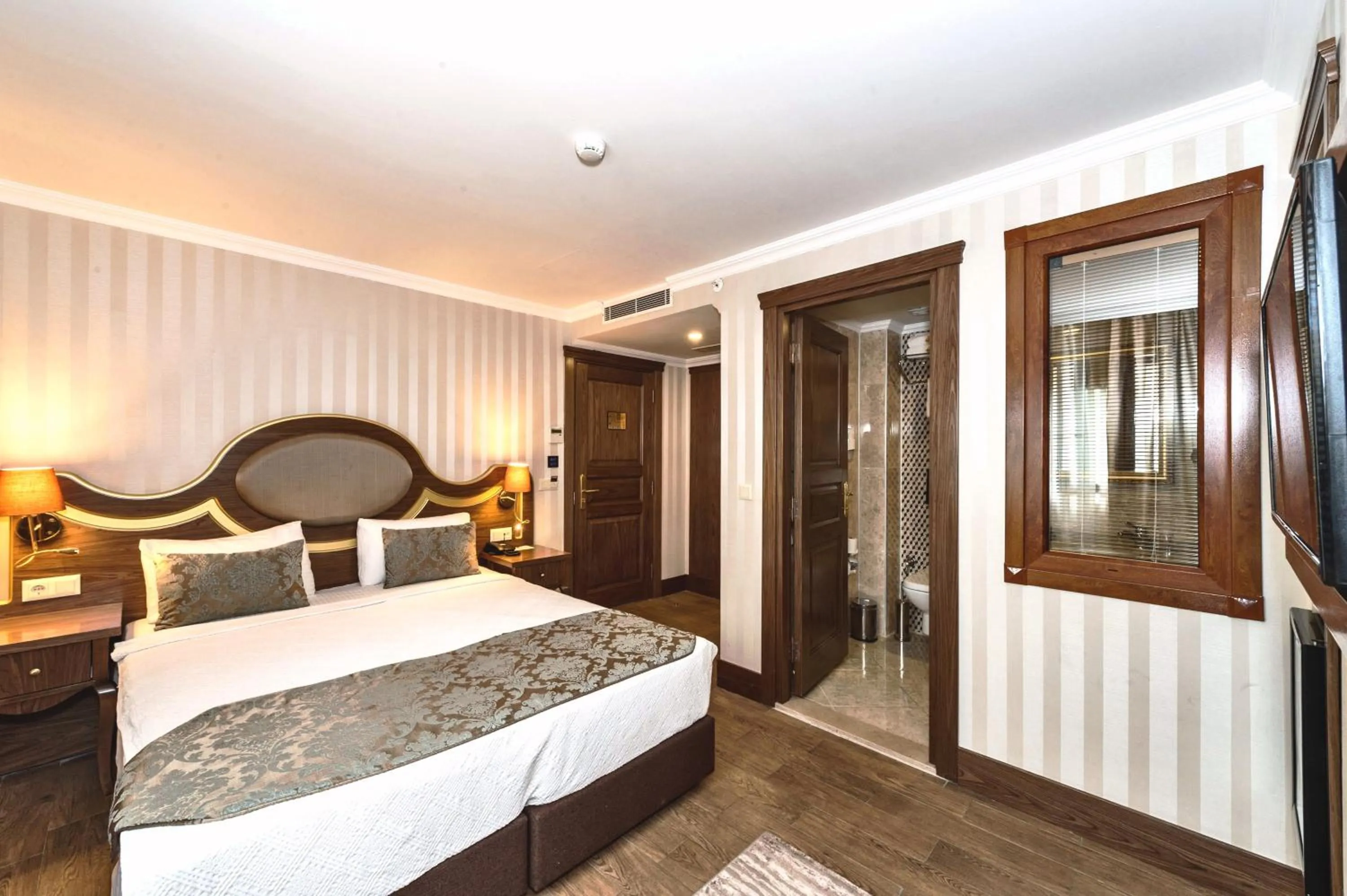 Photo of the whole room, Bed in The Central Hotel