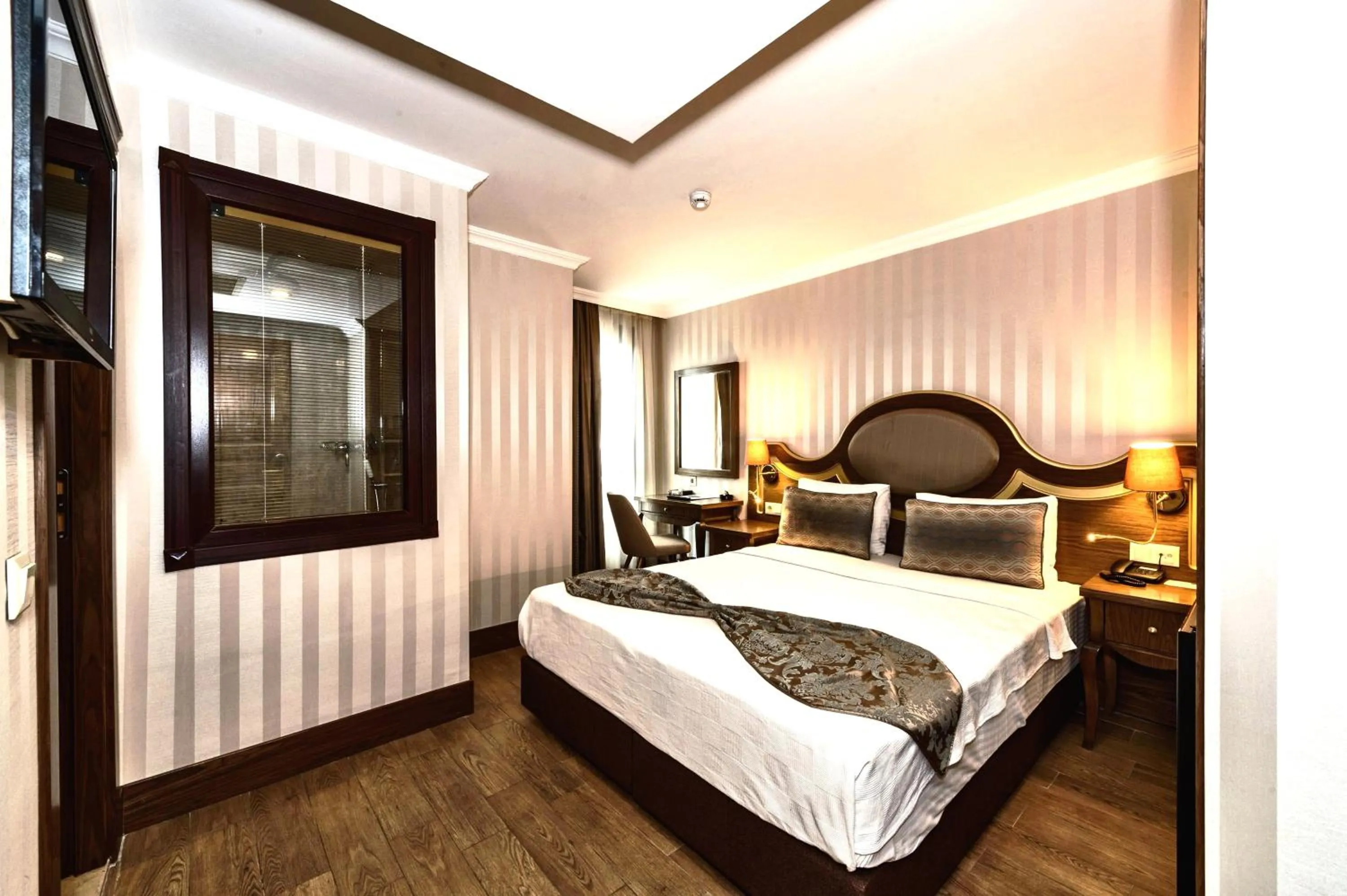 Photo of the whole room, Bed in The Central Hotel