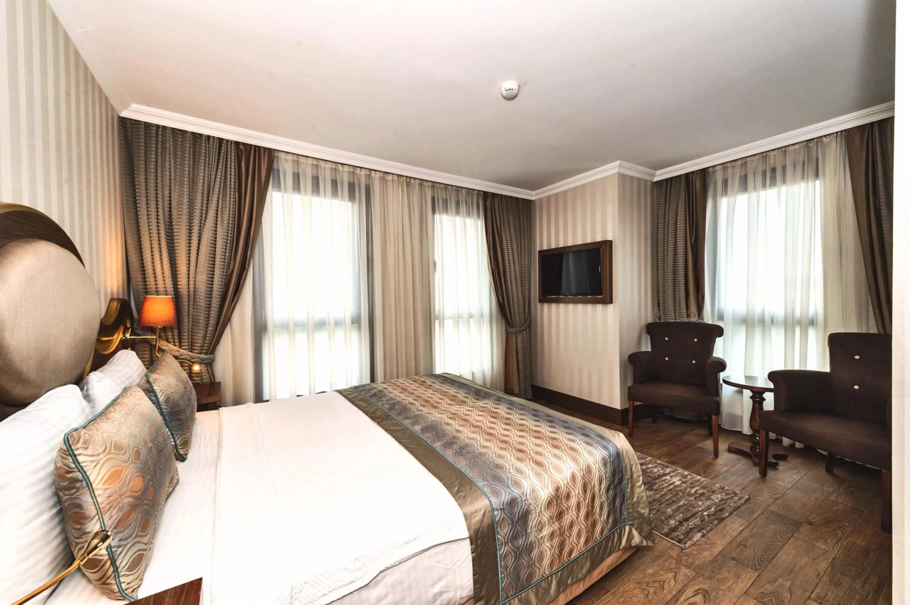 Photo of the whole room, Bed in The Central Hotel