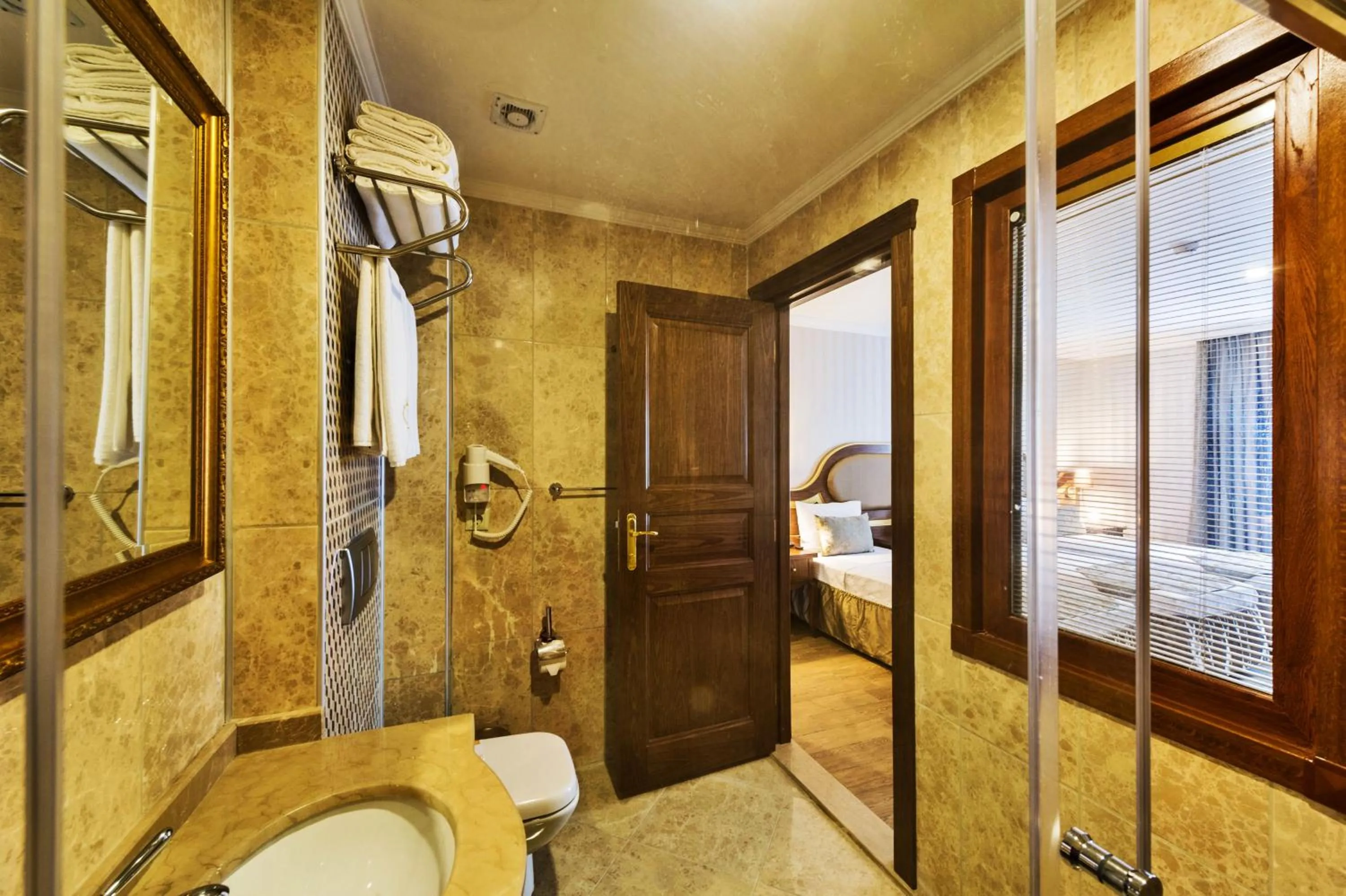 Shower, Bed in The Central Hotel