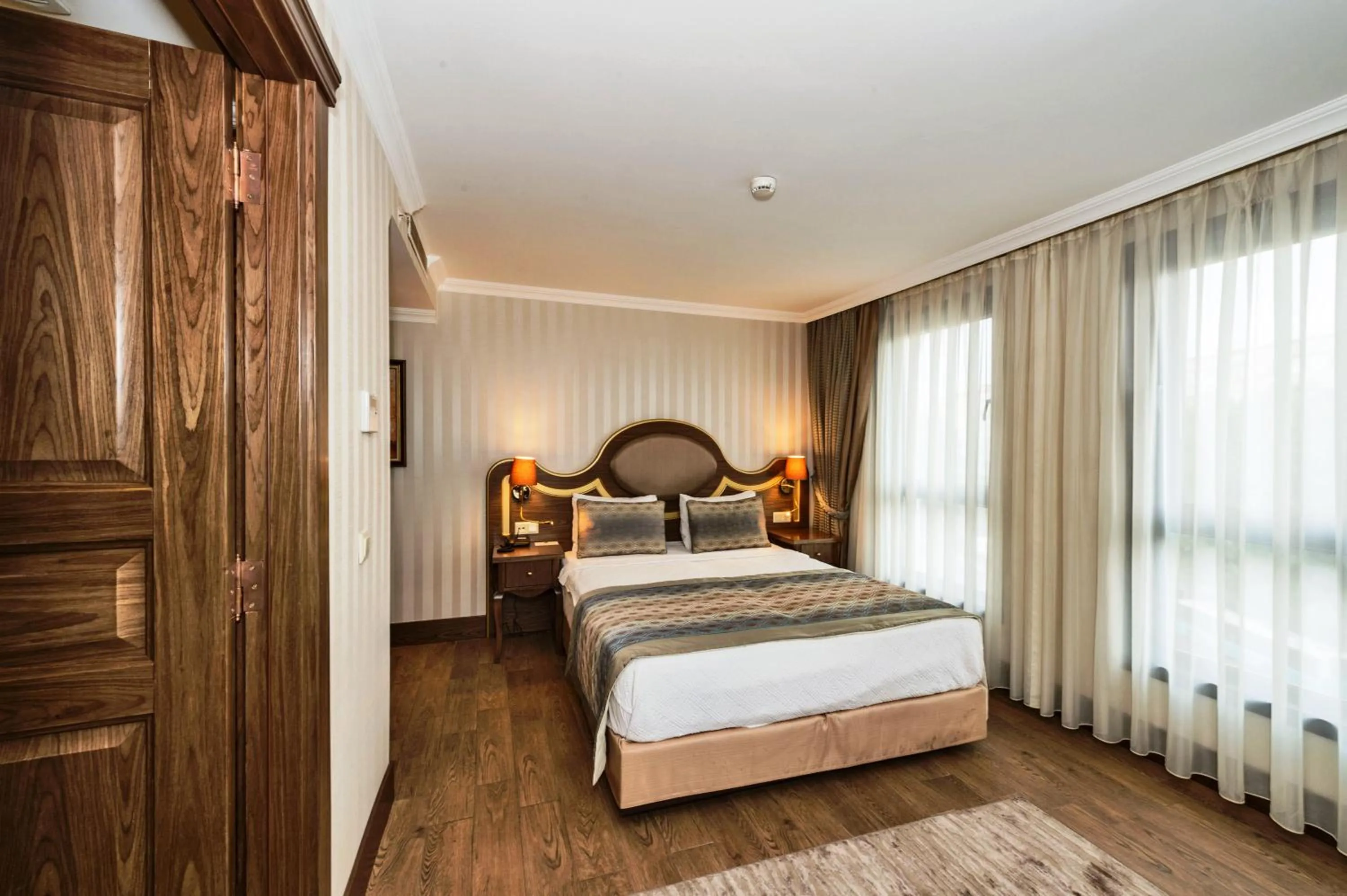 Photo of the whole room, Bed in The Central Hotel