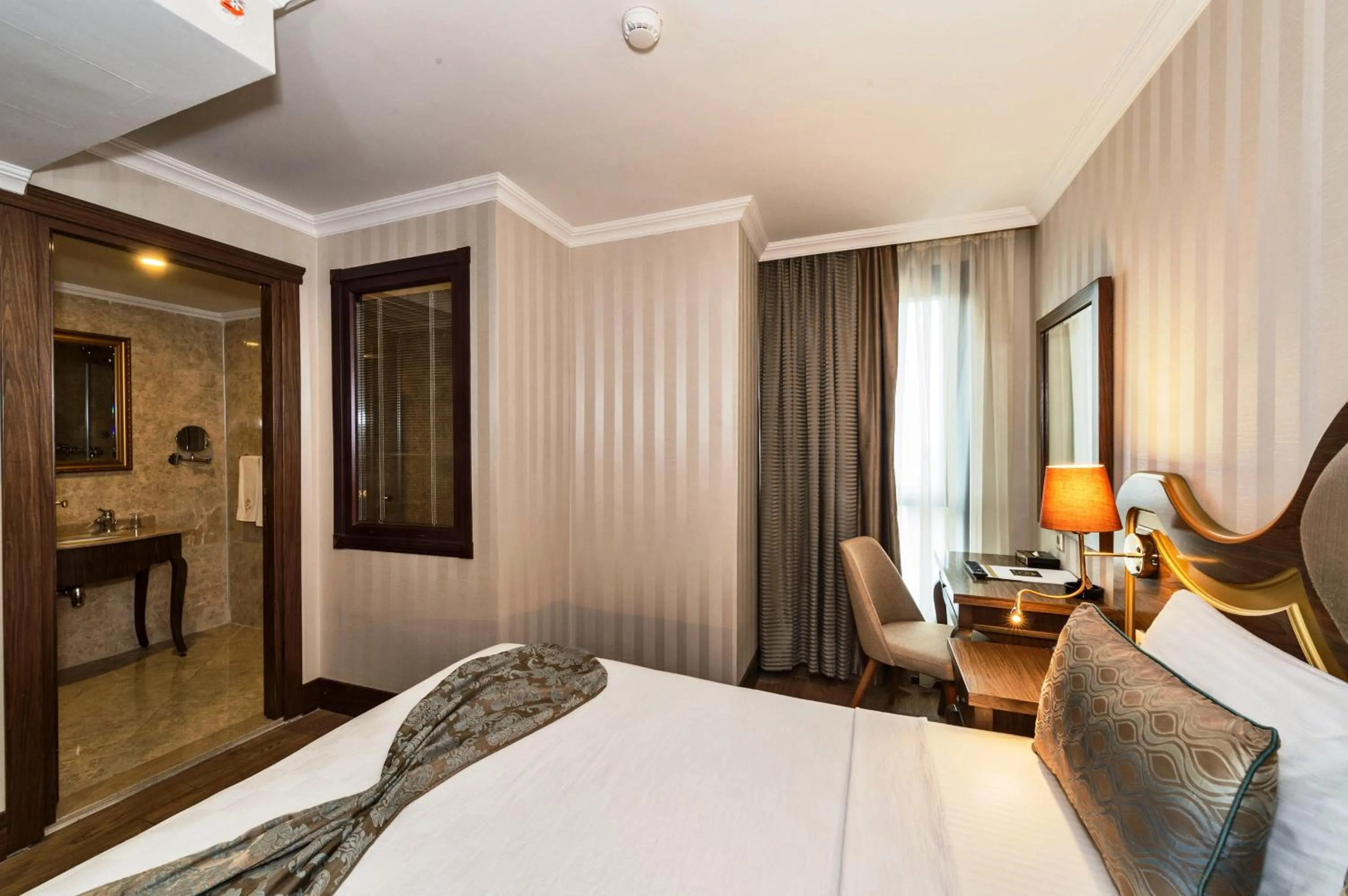 Photo of the whole room, Bed in The Central Hotel