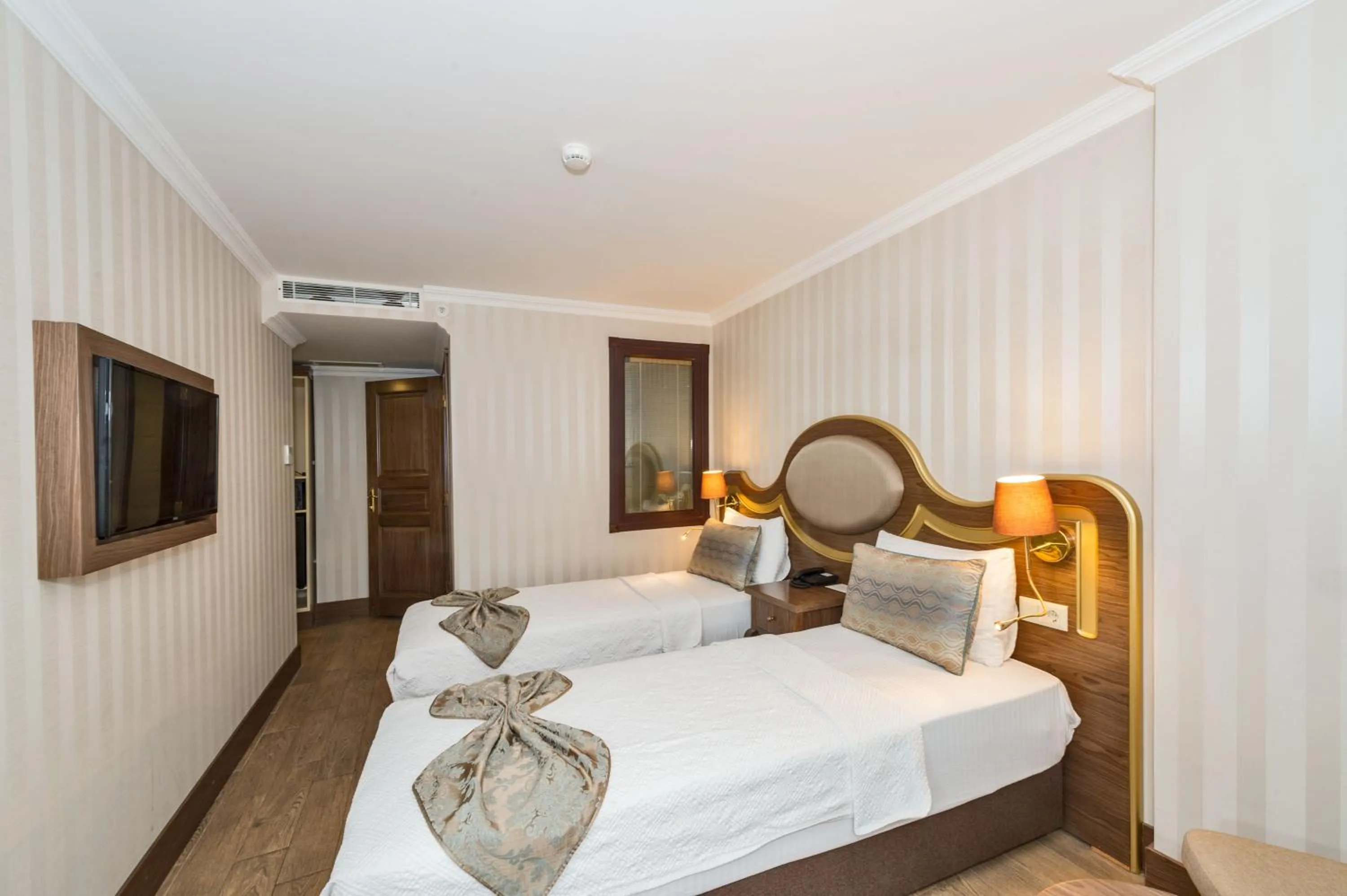 Photo of the whole room, Bed in The Central Hotel