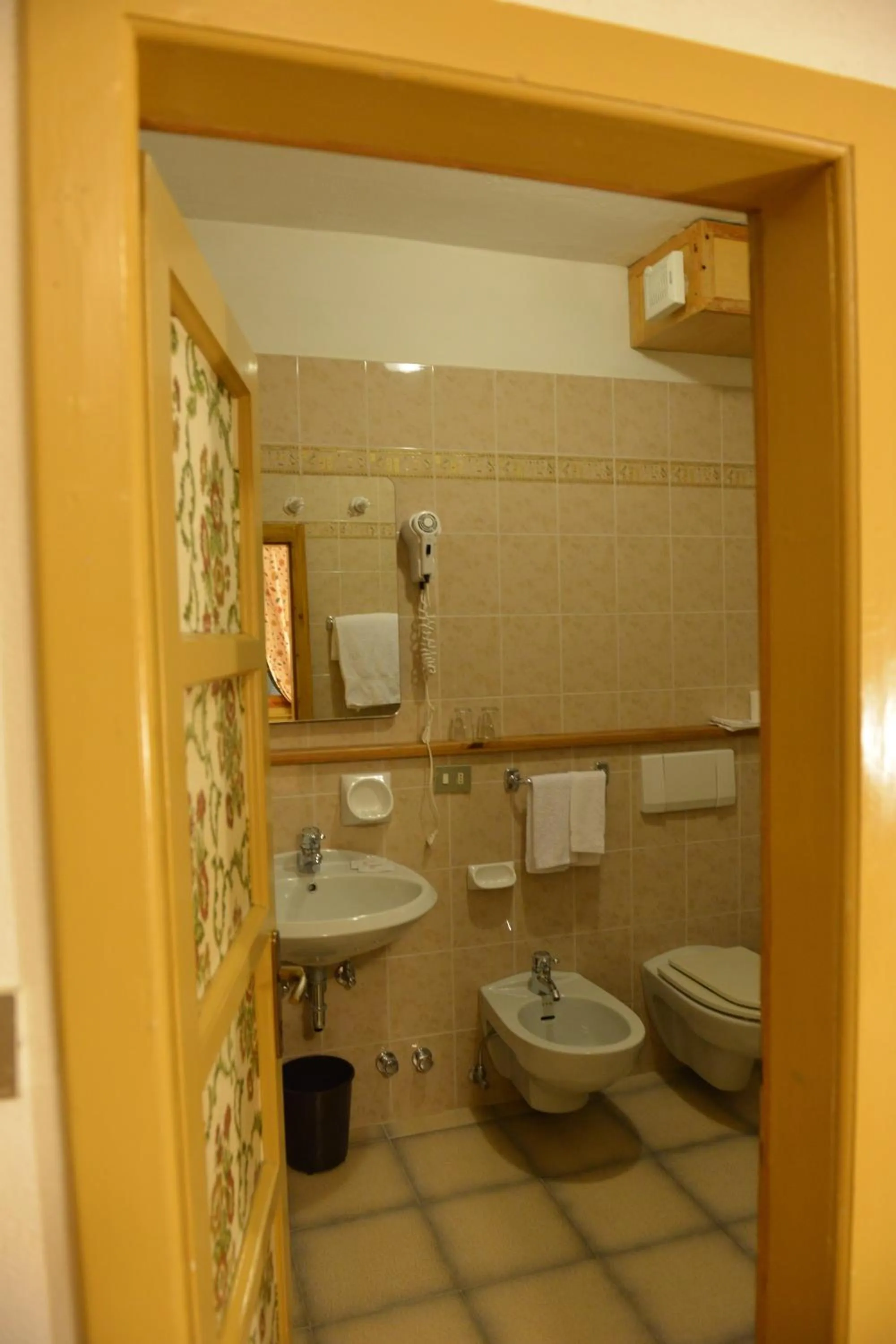 Toilet in Hotel Gufo