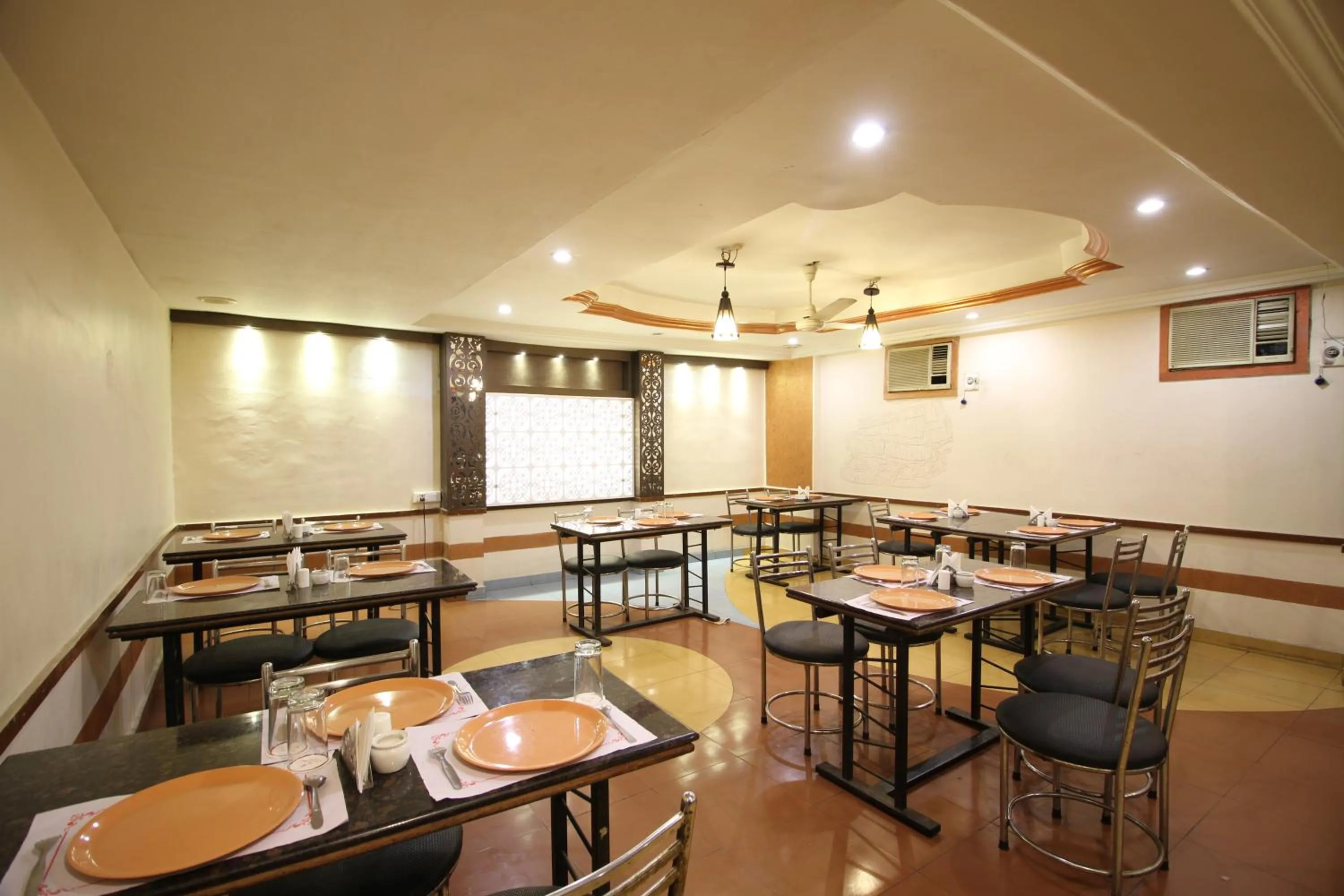 Restaurant/places to eat in Hotel Grand Arjun