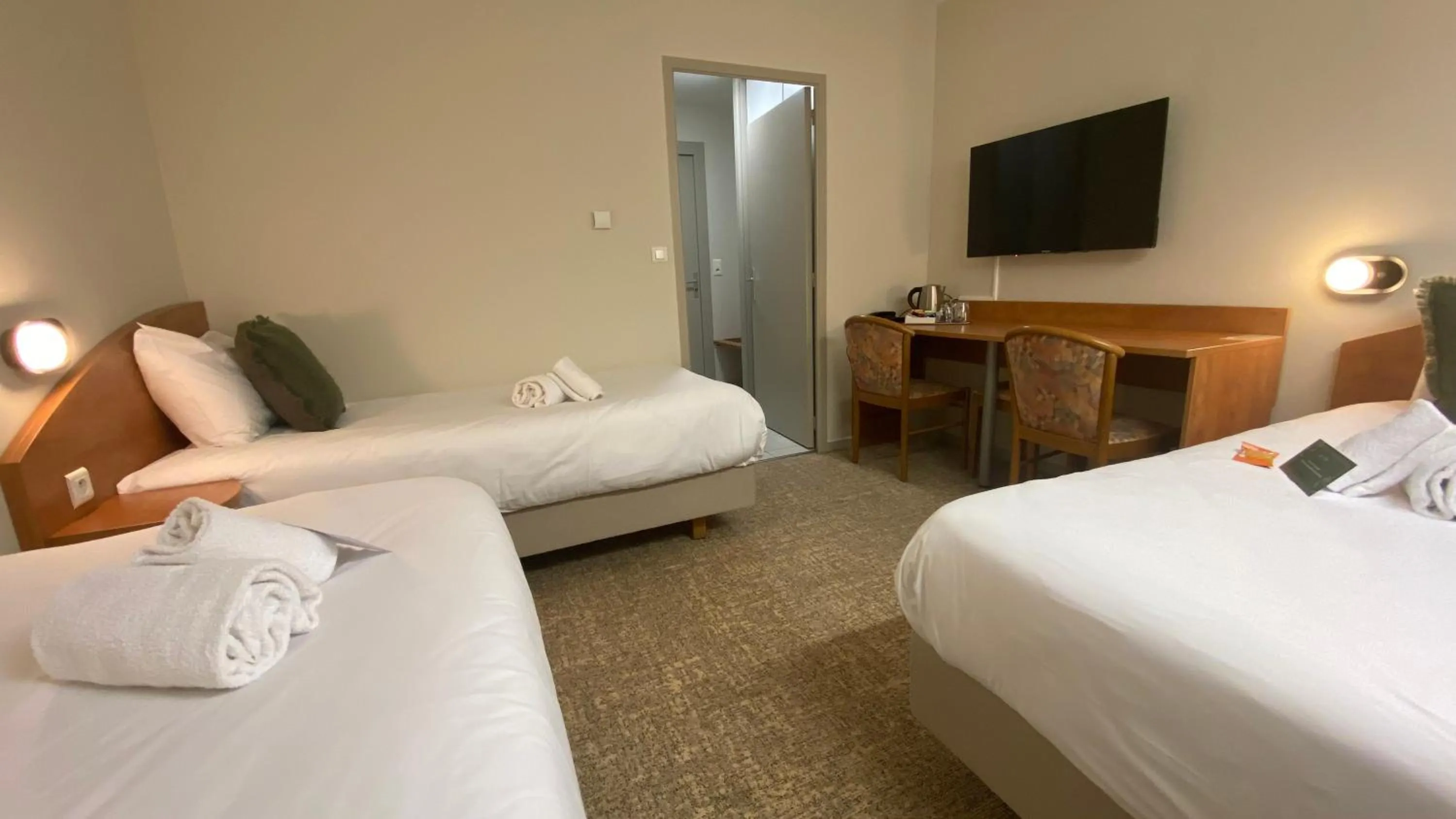 Communal lounge/ TV room, Bed in The Originals City, Logis d'Elbée, Cholet Nord