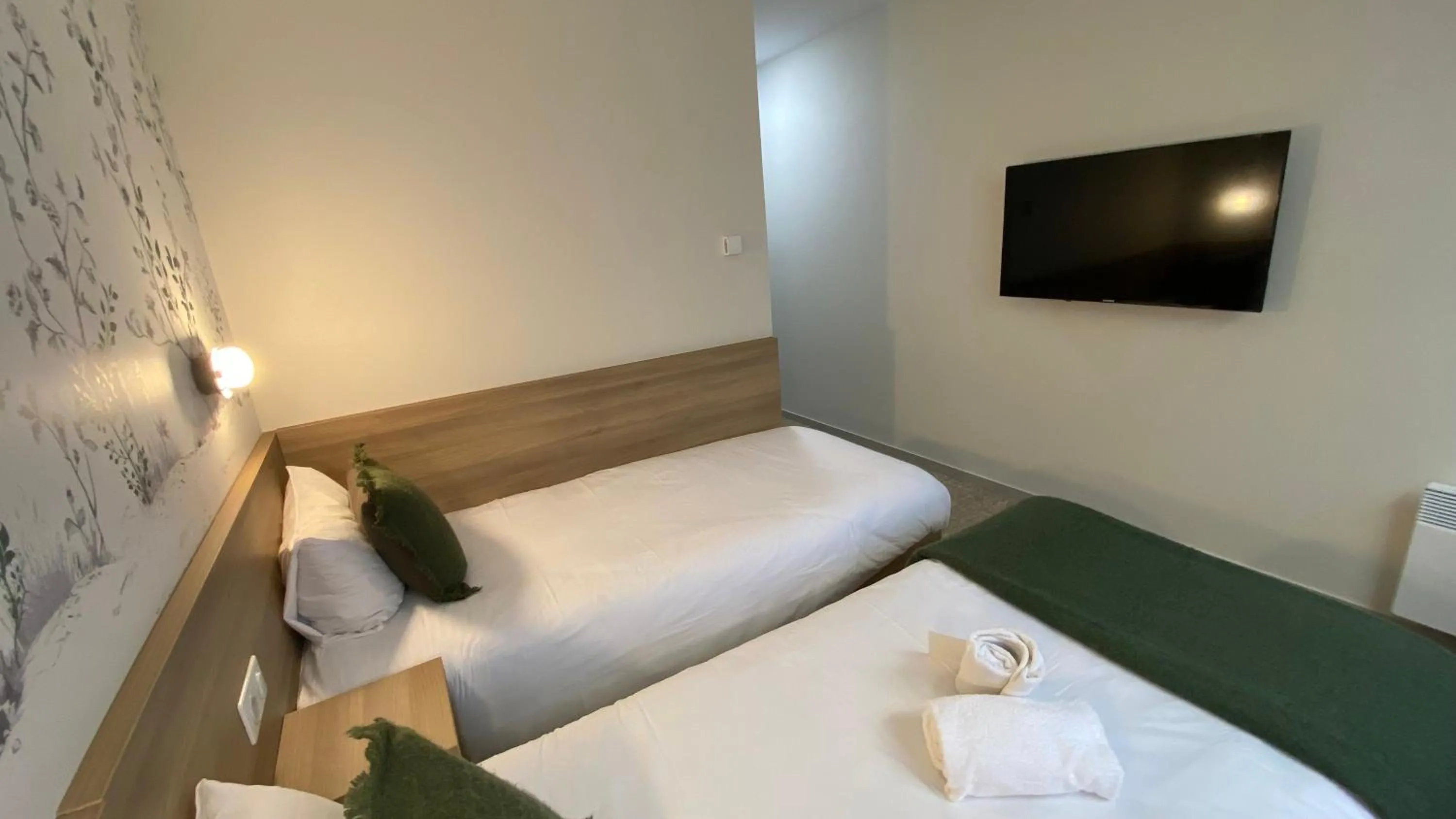 TV and multimedia, Bed in The Originals City, Logis d'Elbée, Cholet Nord