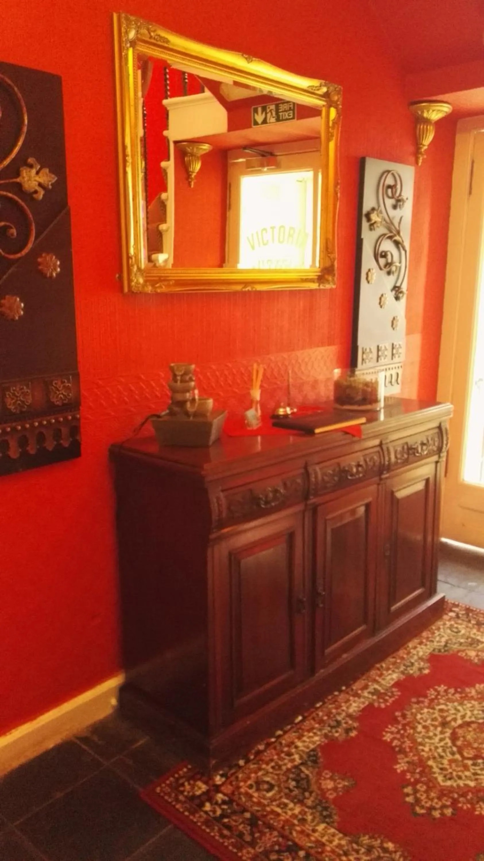 Facade/entrance in Victoria Hotel