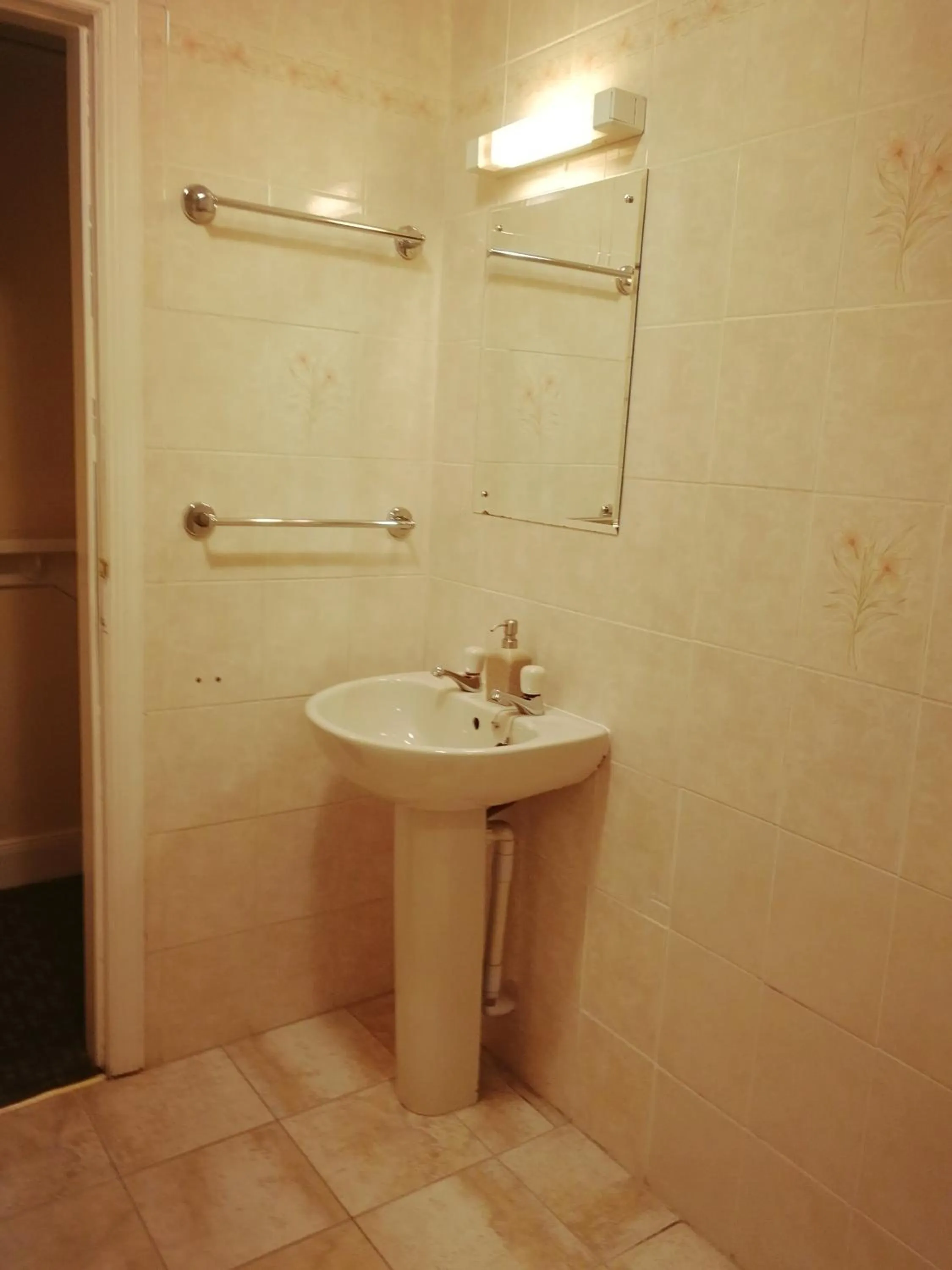 Bathroom in Victoria Hotel