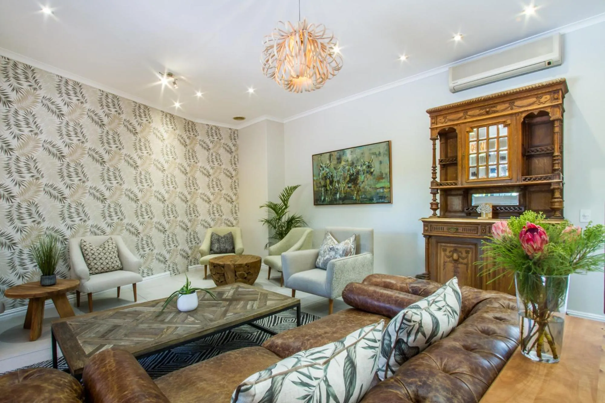 Living room in Hlangana Lodge