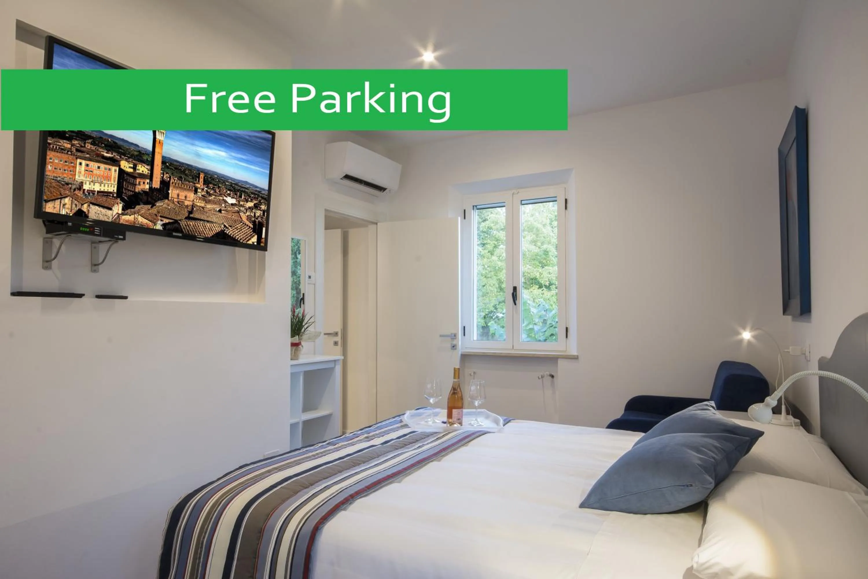 Photo of the whole room, Bed in La Coroncina Lodging