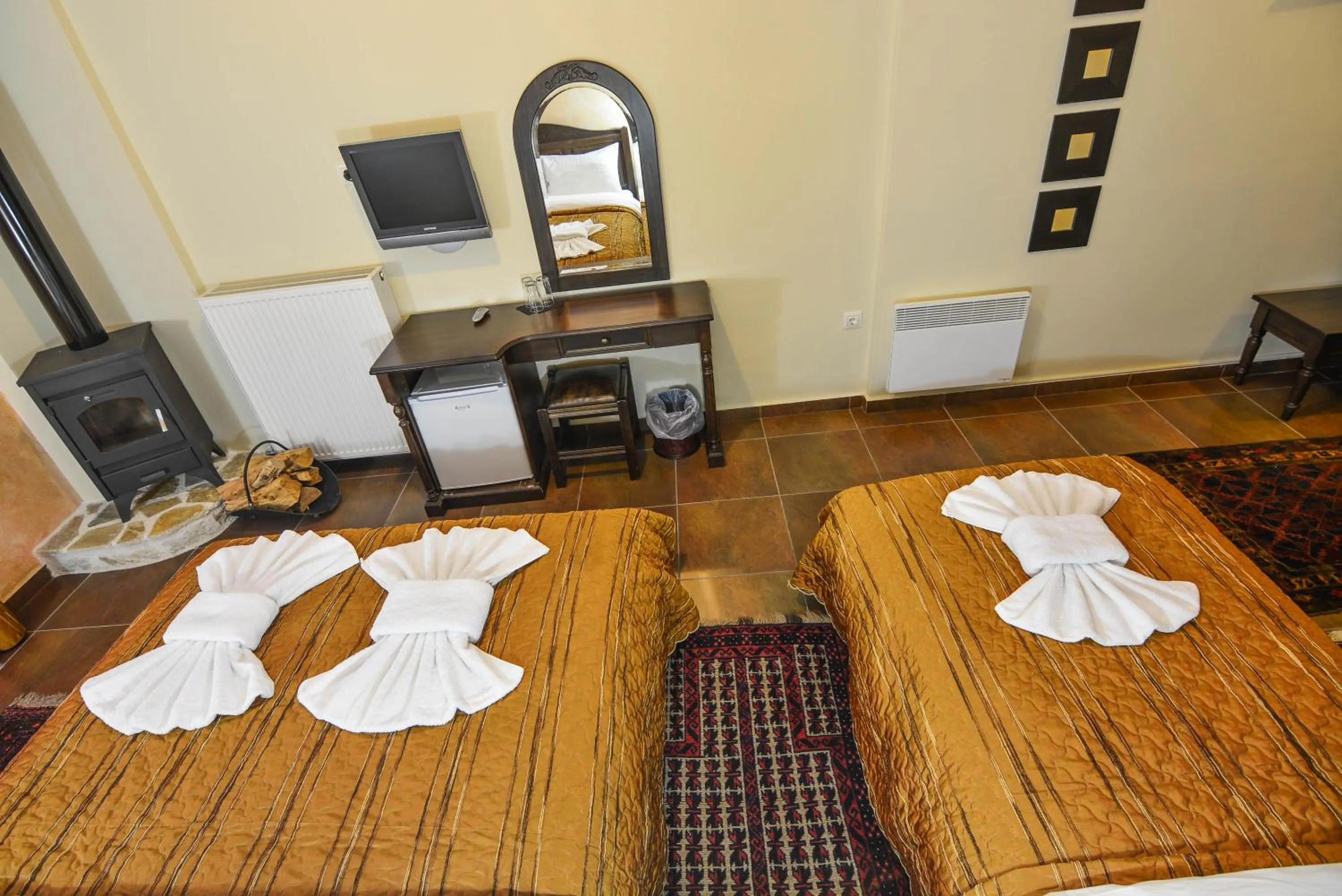 Bed in Hotel Iliovasilema